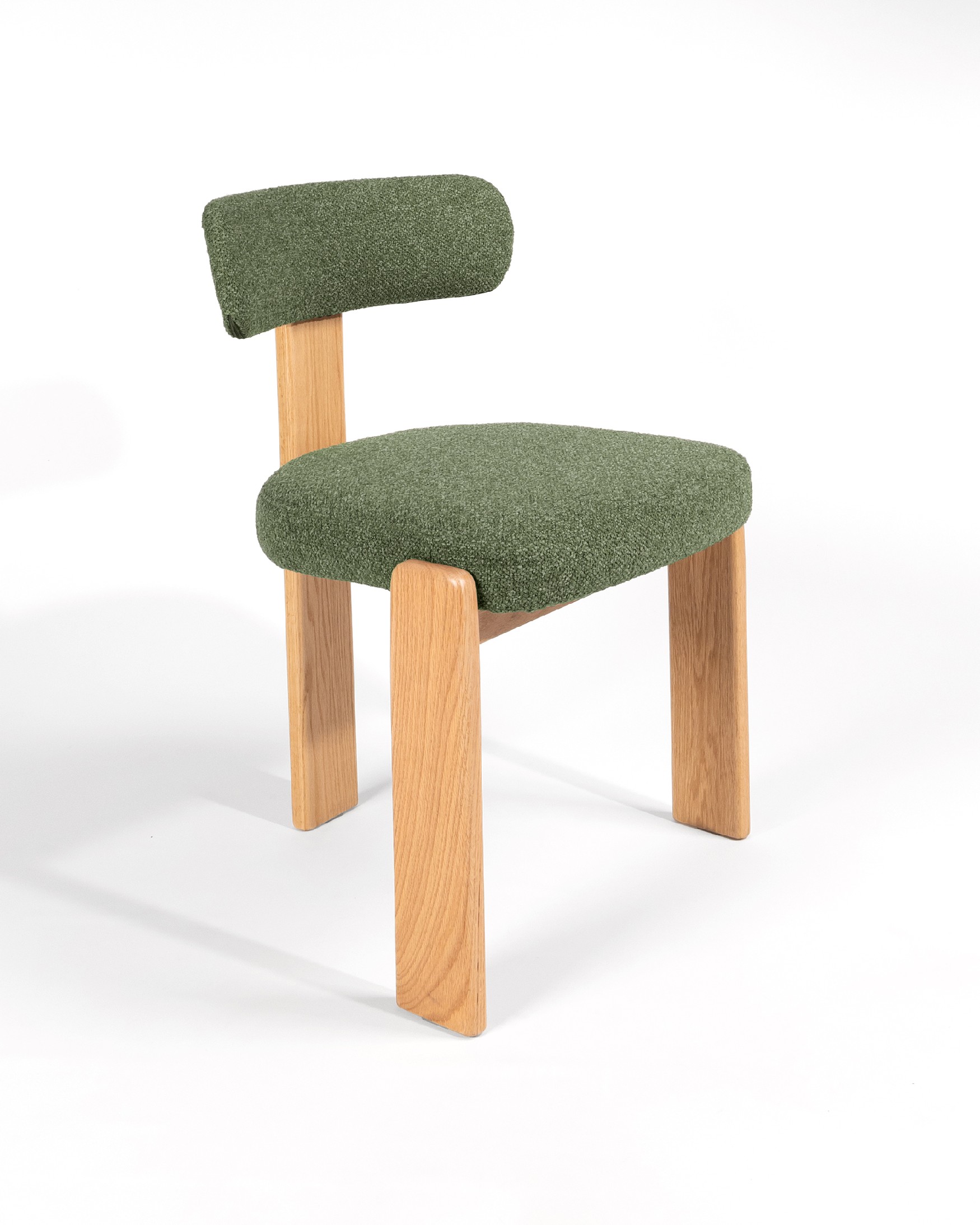 Silla Nori con tapizado verde y estructura de roble