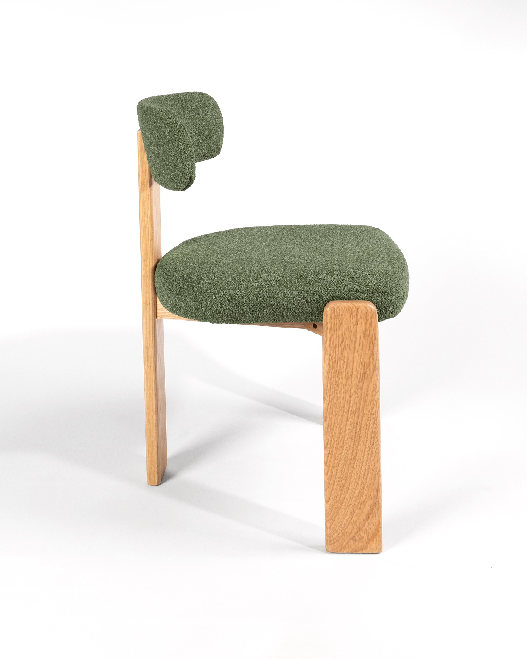 Silla Nori con tapizado verde y estructura de roble