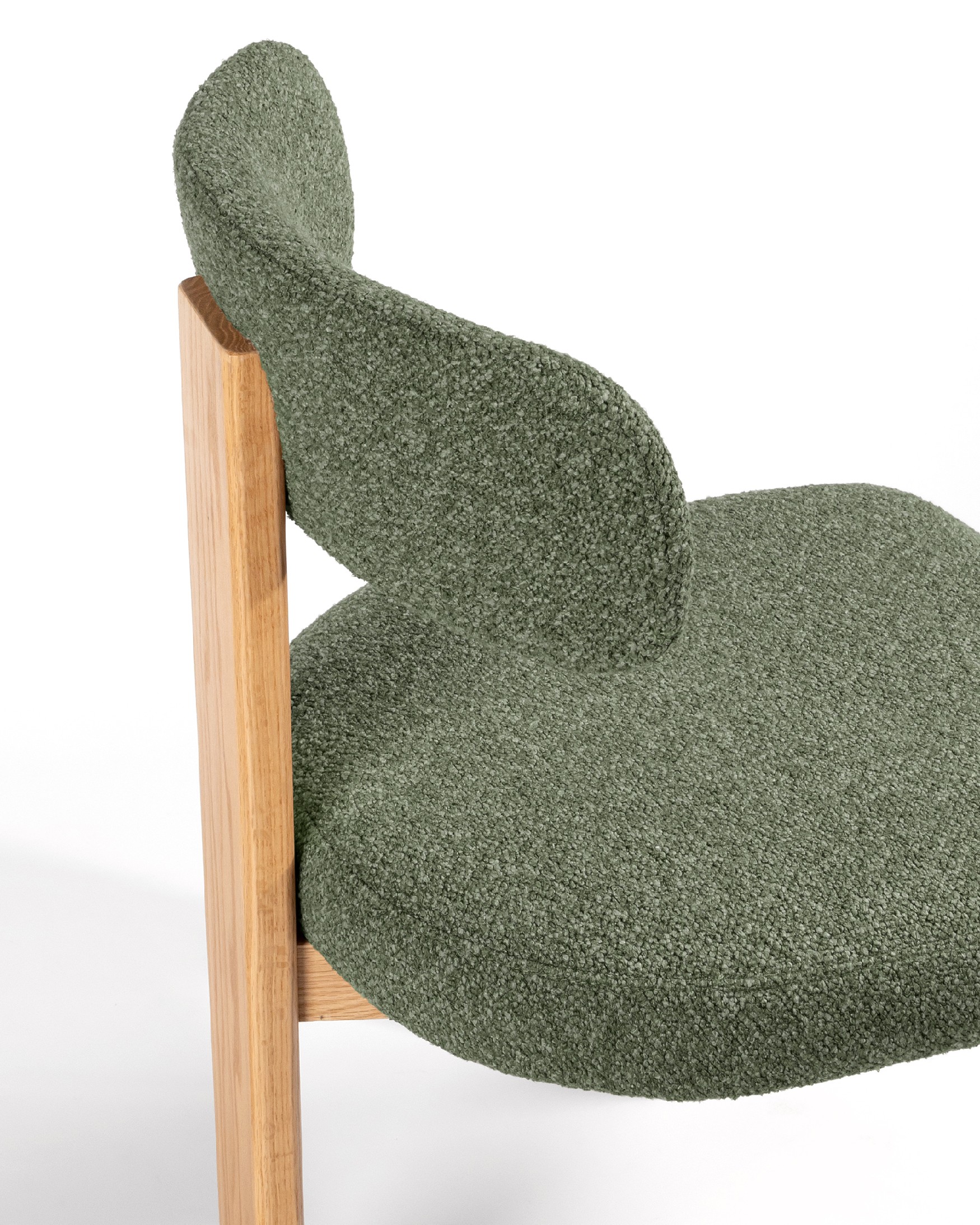 Silla Nori con tapizado verde y estructura de roble