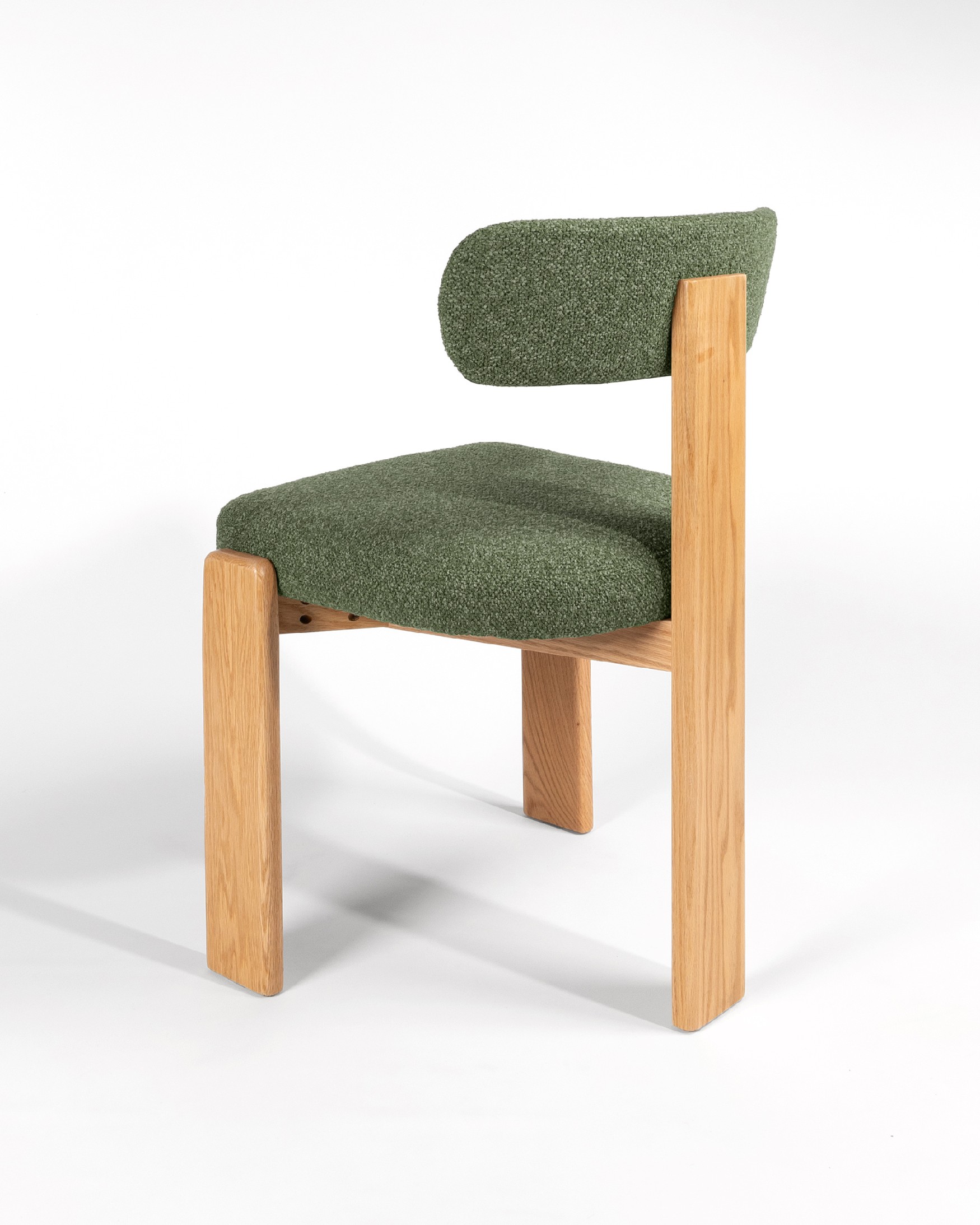 Silla Nori con tapizado verde y estructura de roble