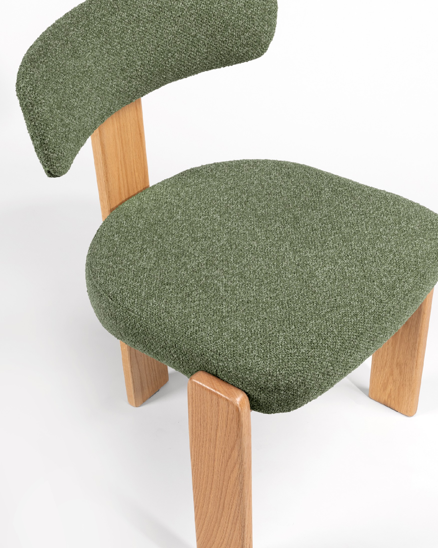 Silla Nori con tapizado verde y estructura de roble