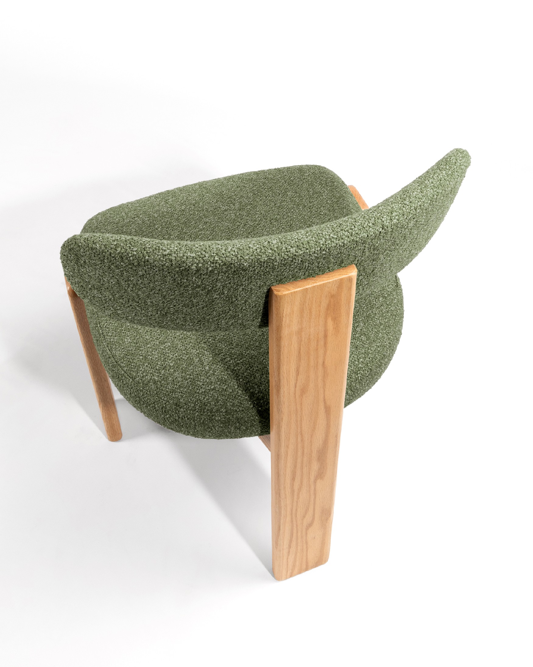 Silla Nori con tapizado verde y estructura de roble
