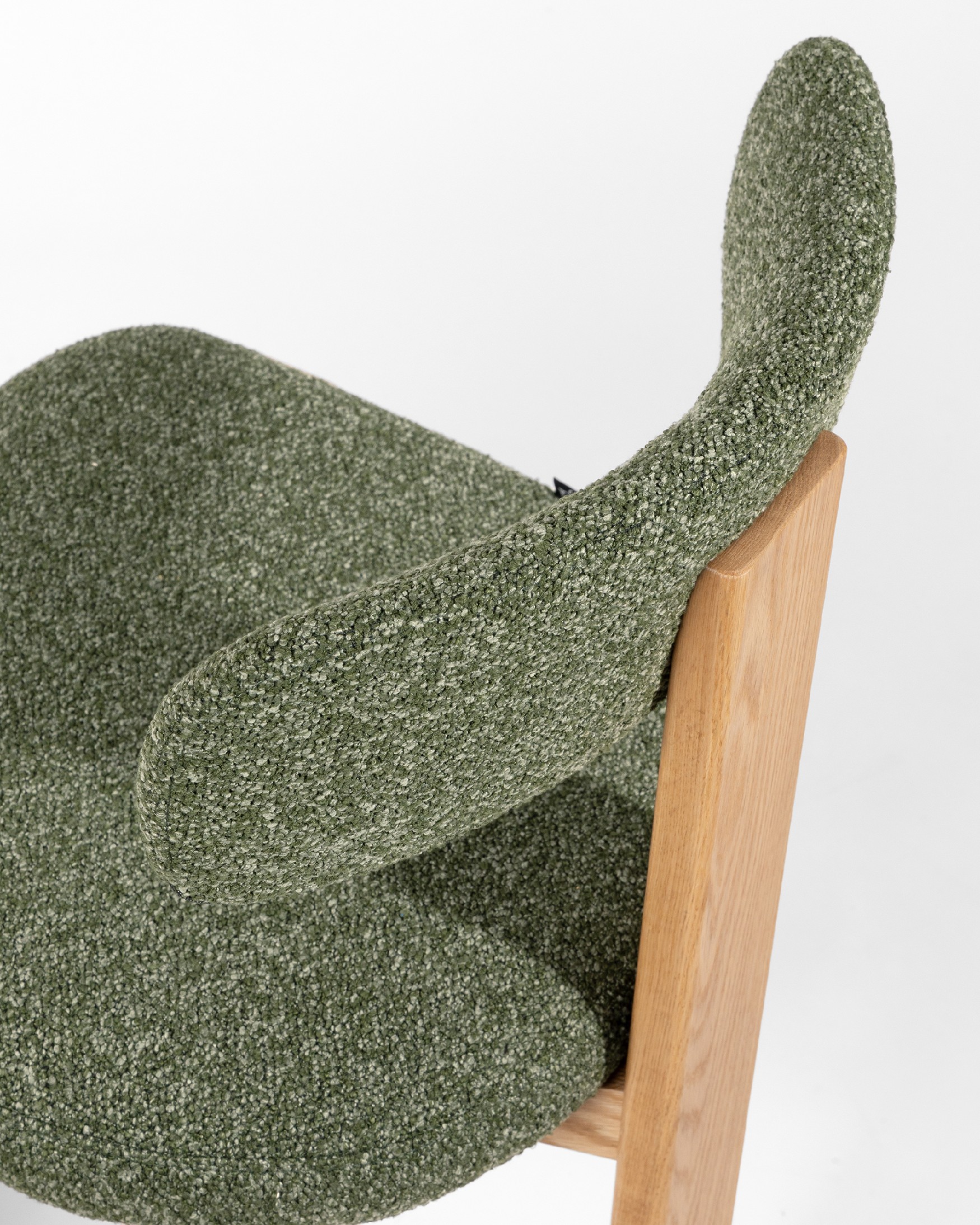 Silla Nori con tapizado verde y estructura de roble