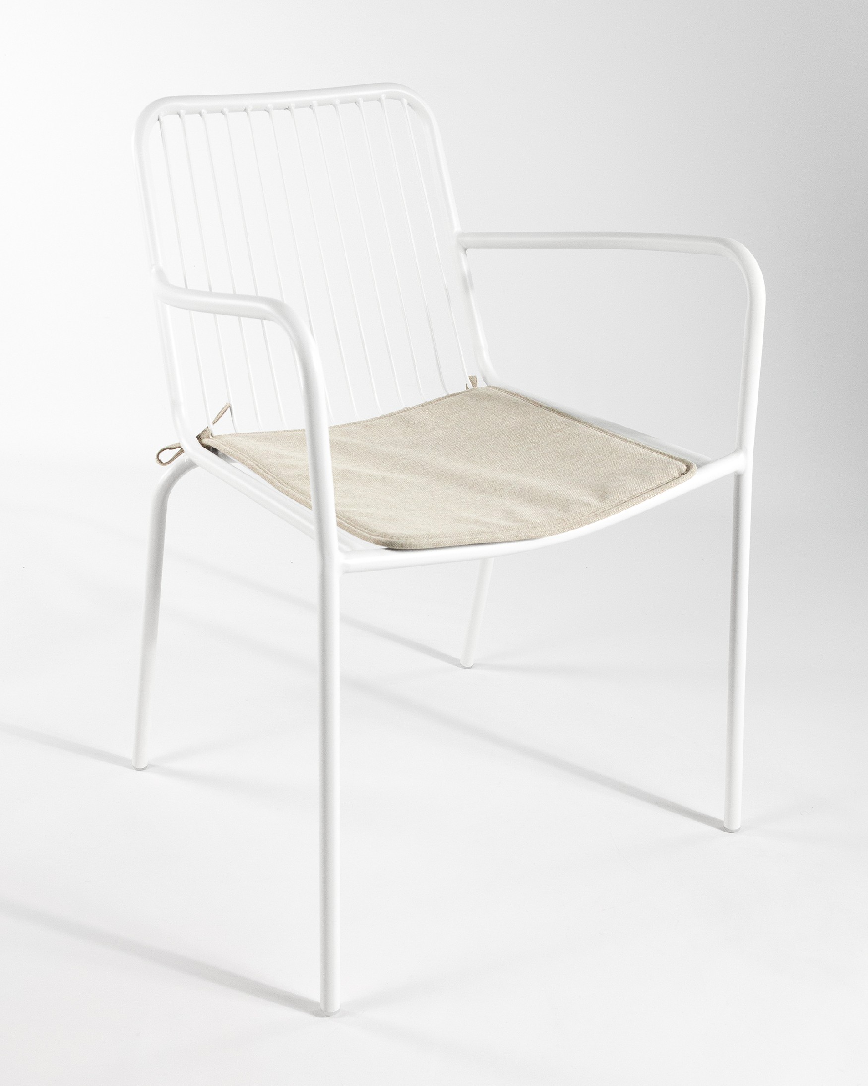 Chaise Ohana en métal blanc avec coussin