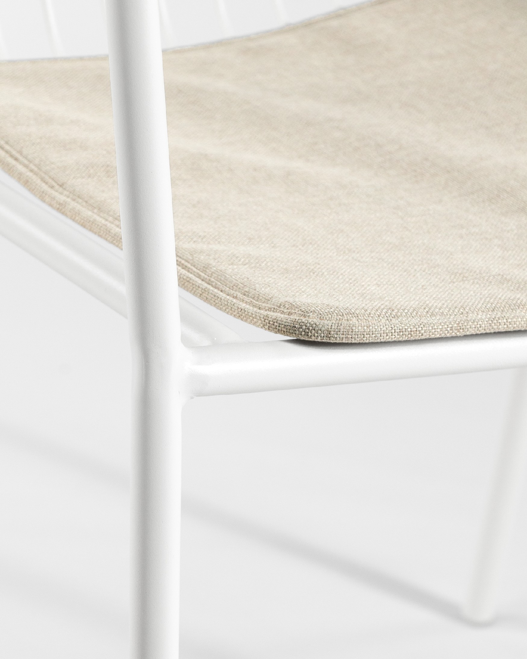Chaise Ohana en métal blanc avec coussin