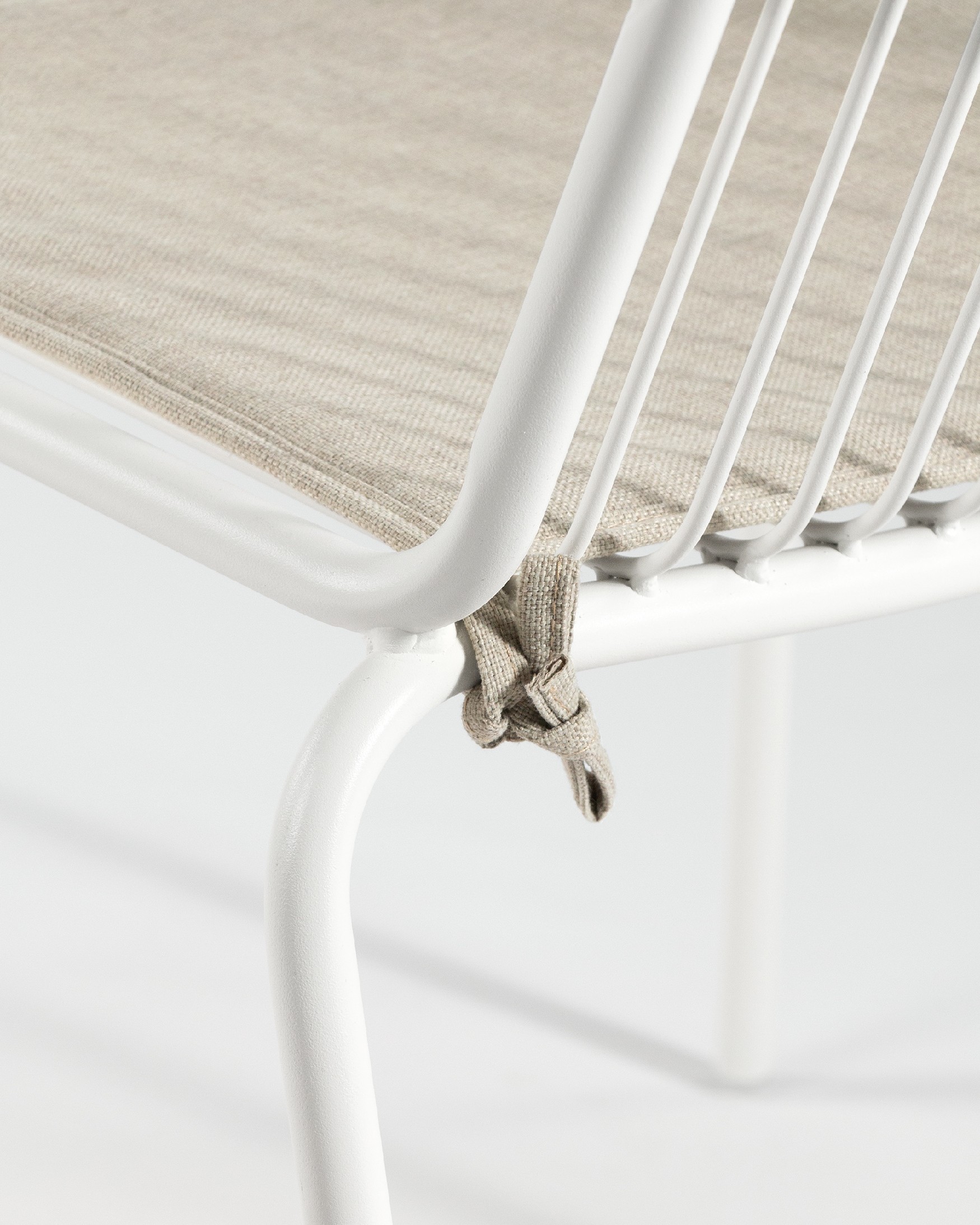 Chaise Ohana en métal blanc avec coussin