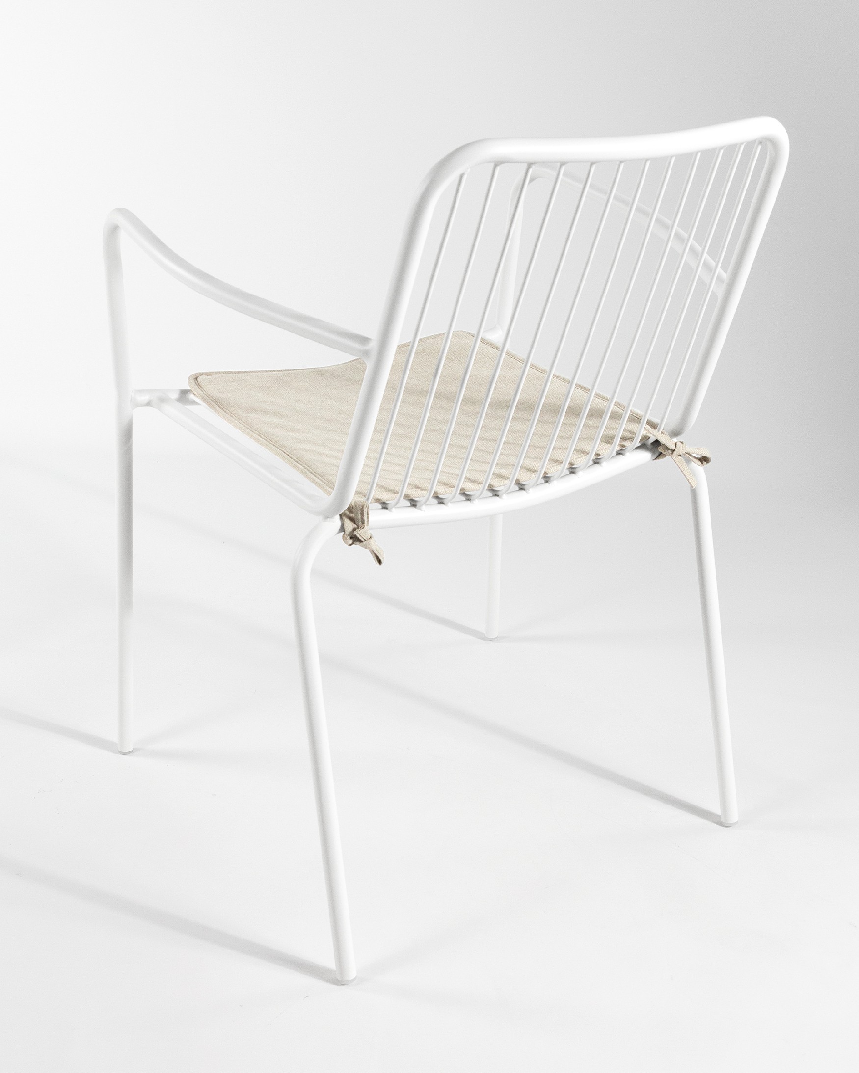 Chaise Ohana en métal blanc avec coussin