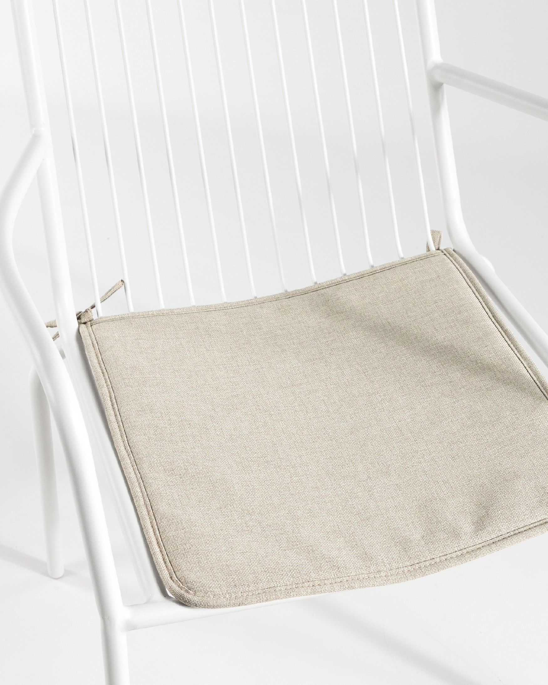 Chaise Ohana en métal blanc avec coussin