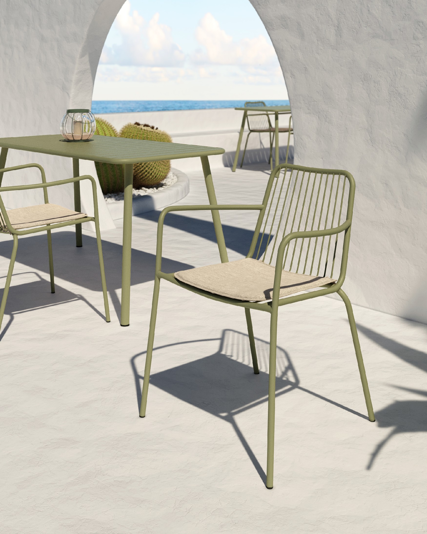 Chaise Ohana en métal vert craie avec coussin
