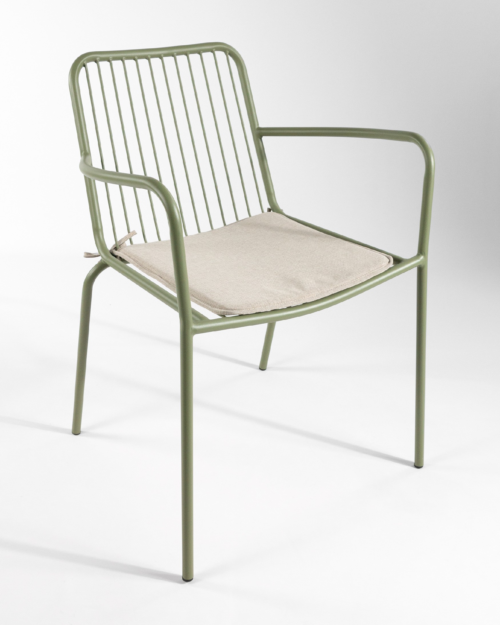 Chaise Ohana en métal vert craie avec coussin