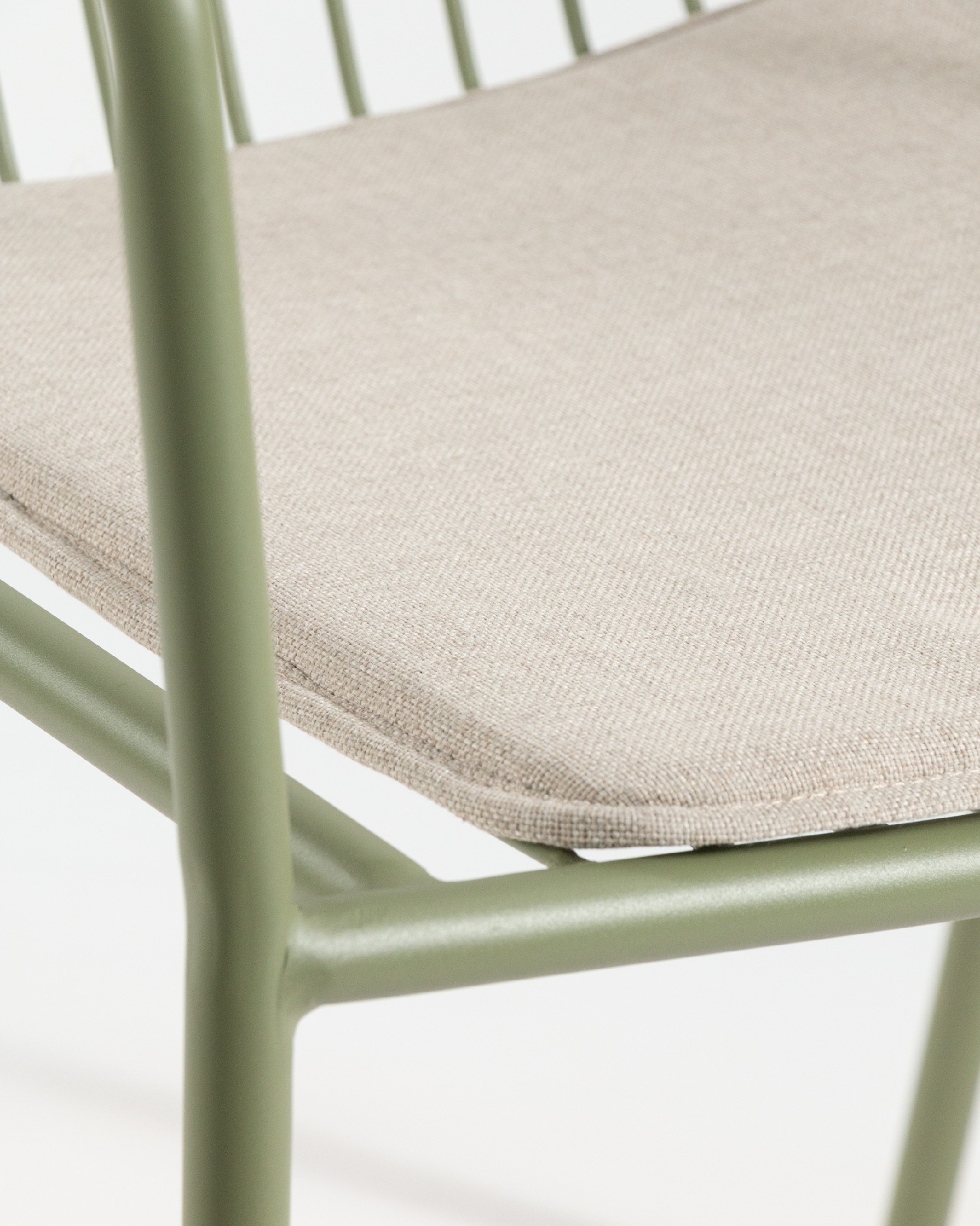 Chaise Ohana en métal vert craie avec coussin