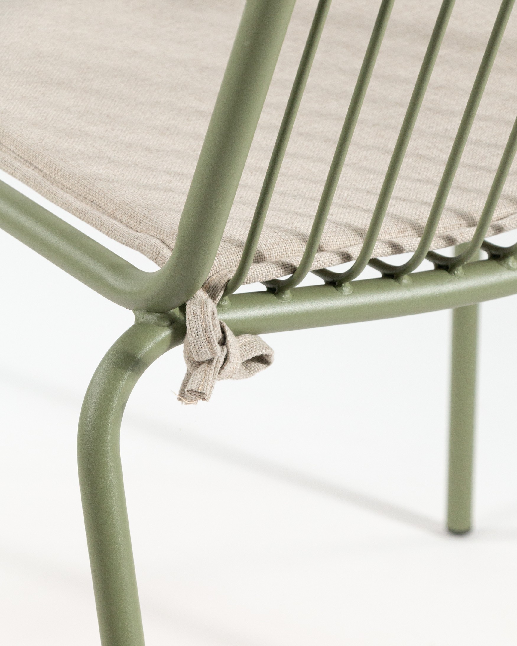 Chaise Ohana en métal vert craie avec coussin