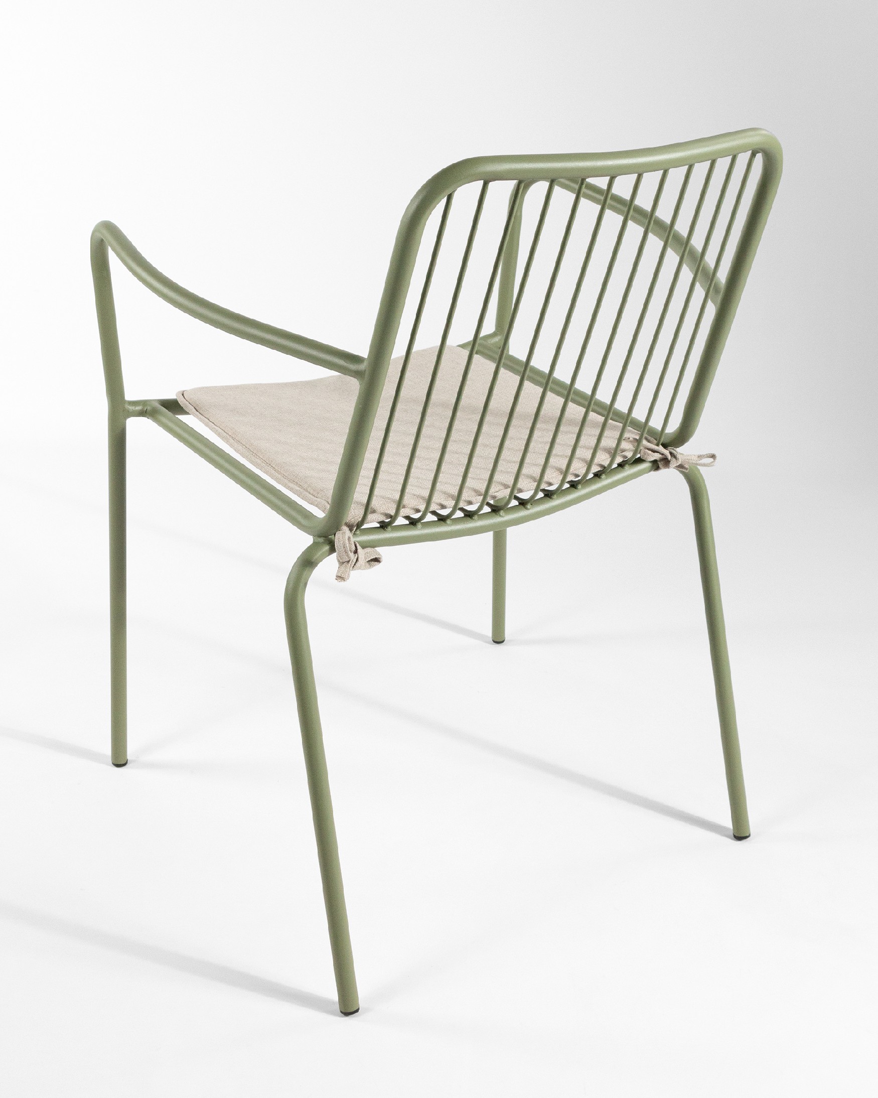 Chaise Ohana en métal vert craie avec coussin