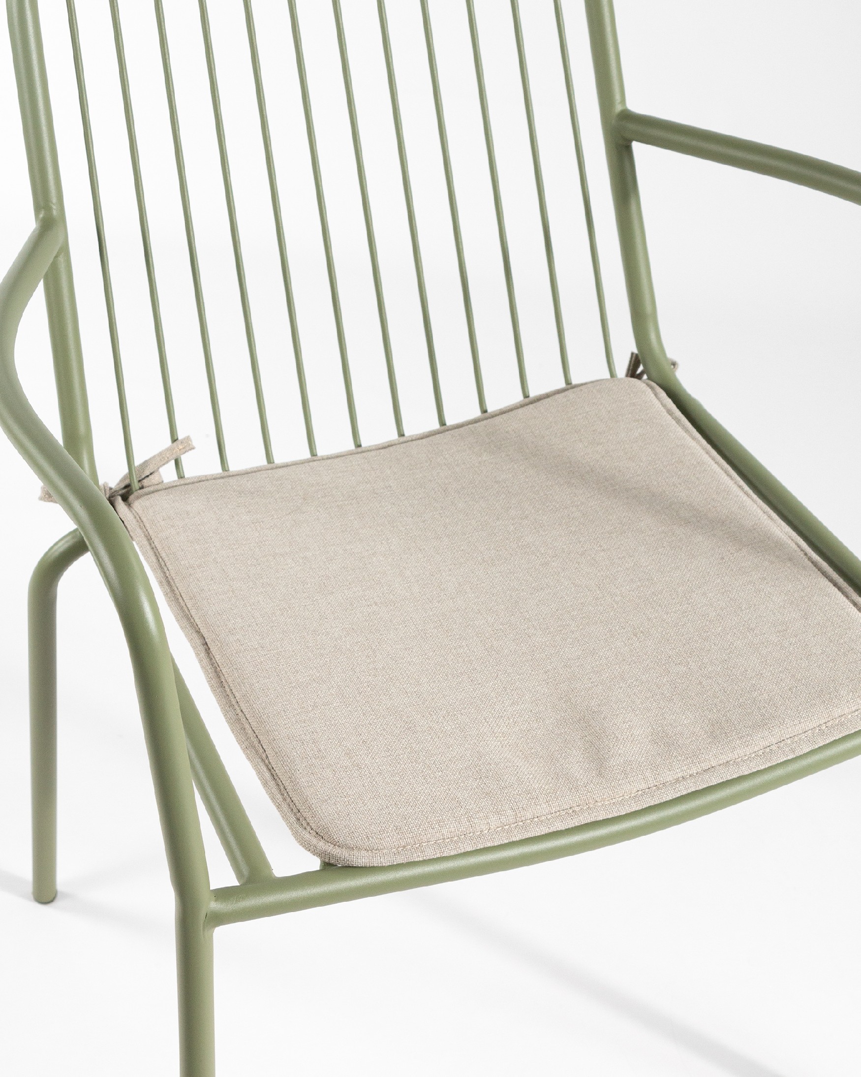 Chaise Ohana en métal vert craie avec coussin