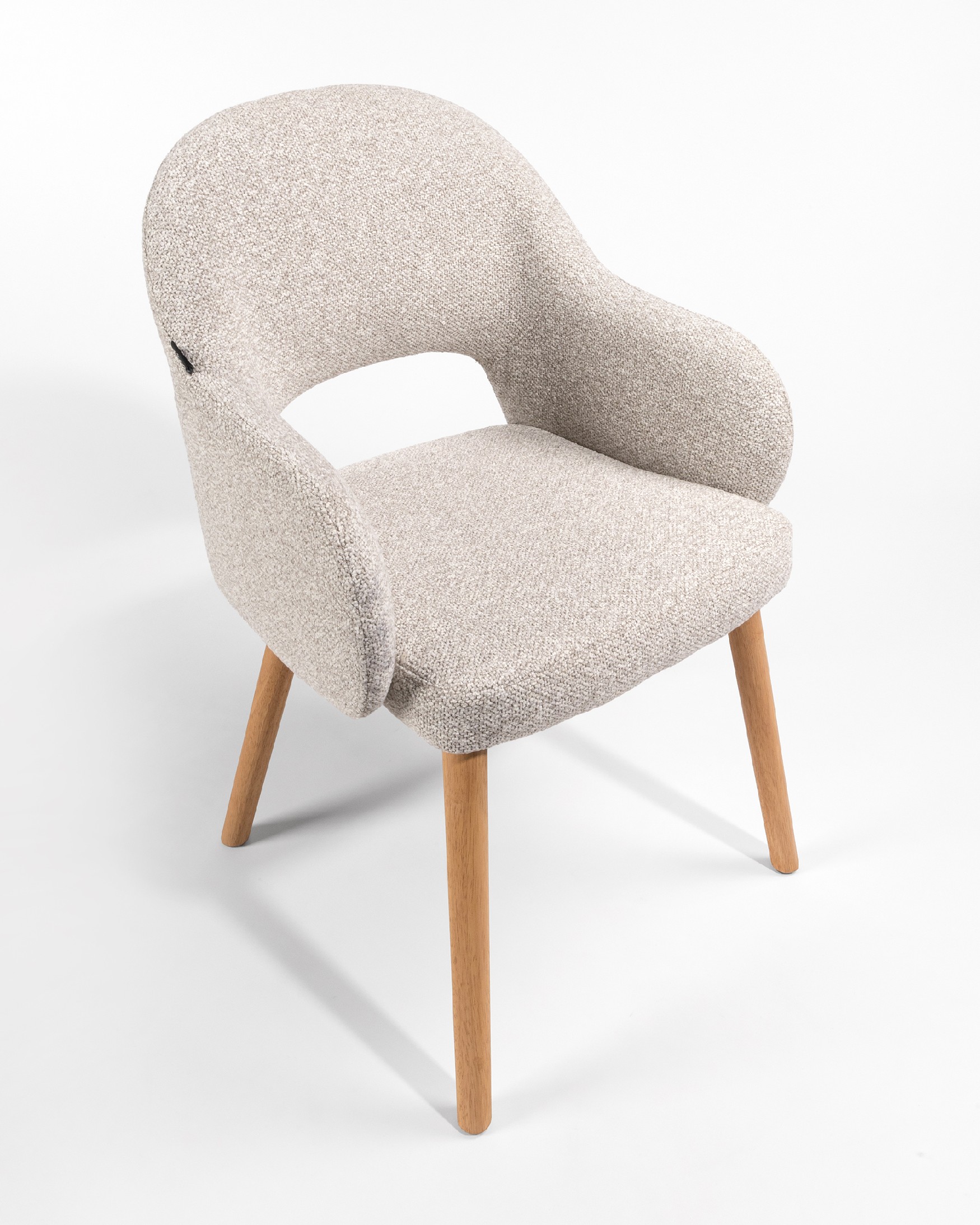 Ona chair with sand upholstery and oak legs