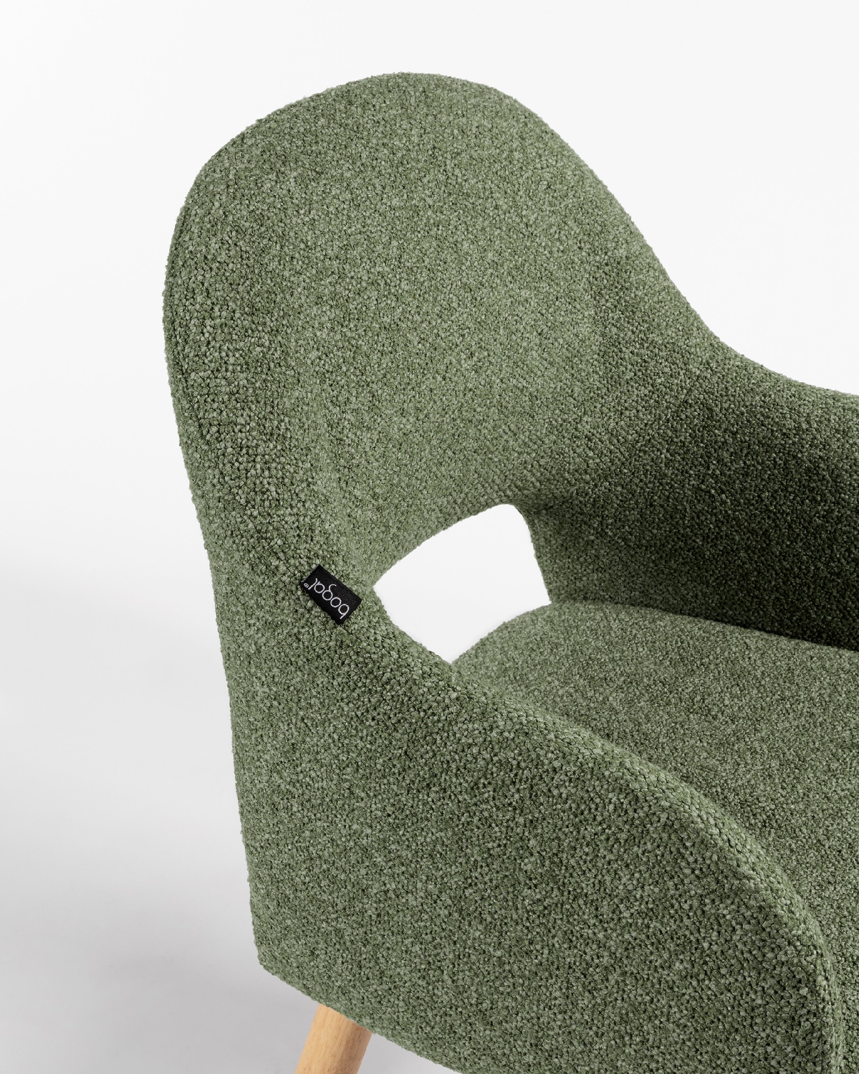 Silla Ona con tapizado verde y patas de roble