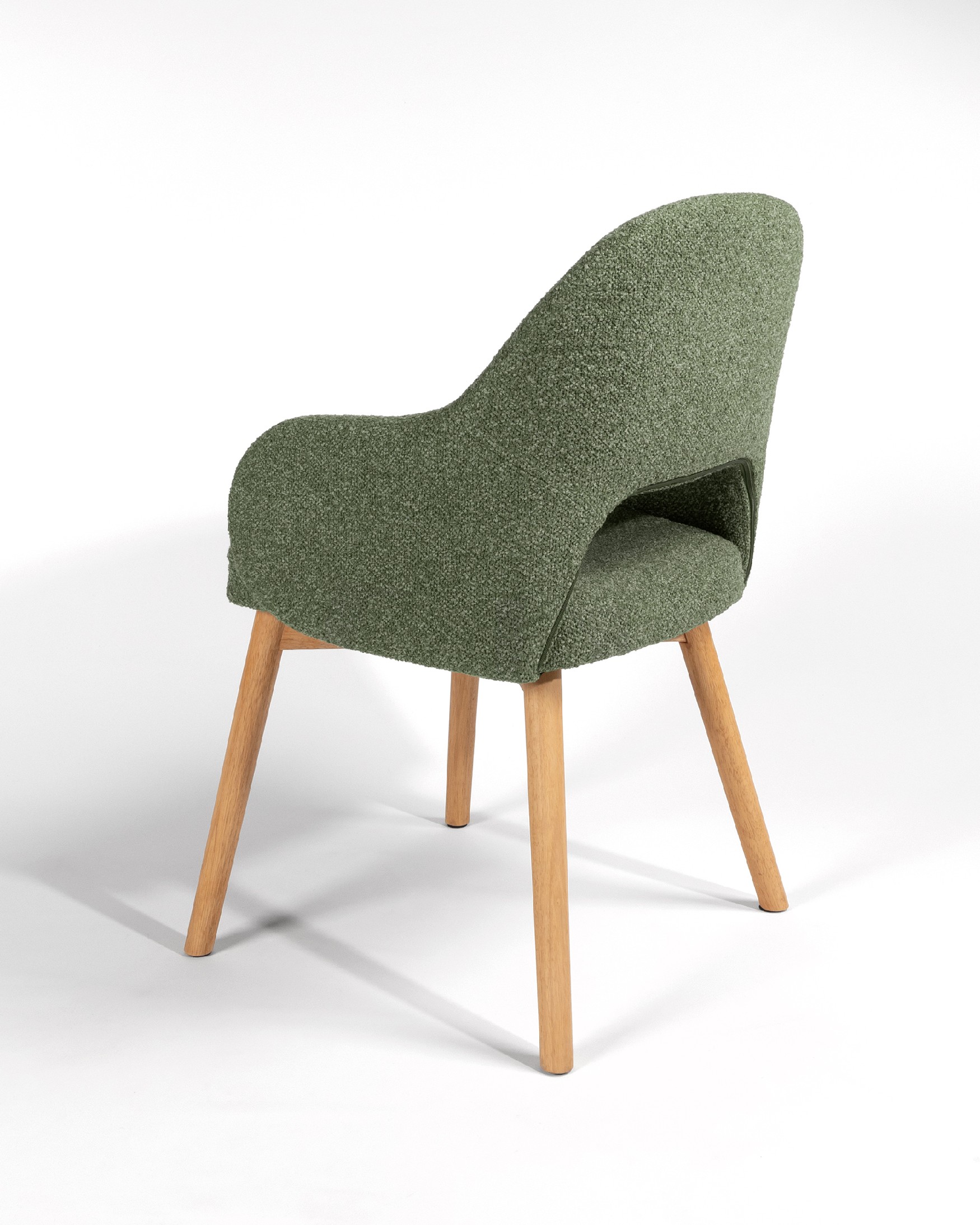 Silla Ona con tapizado verde y patas de roble