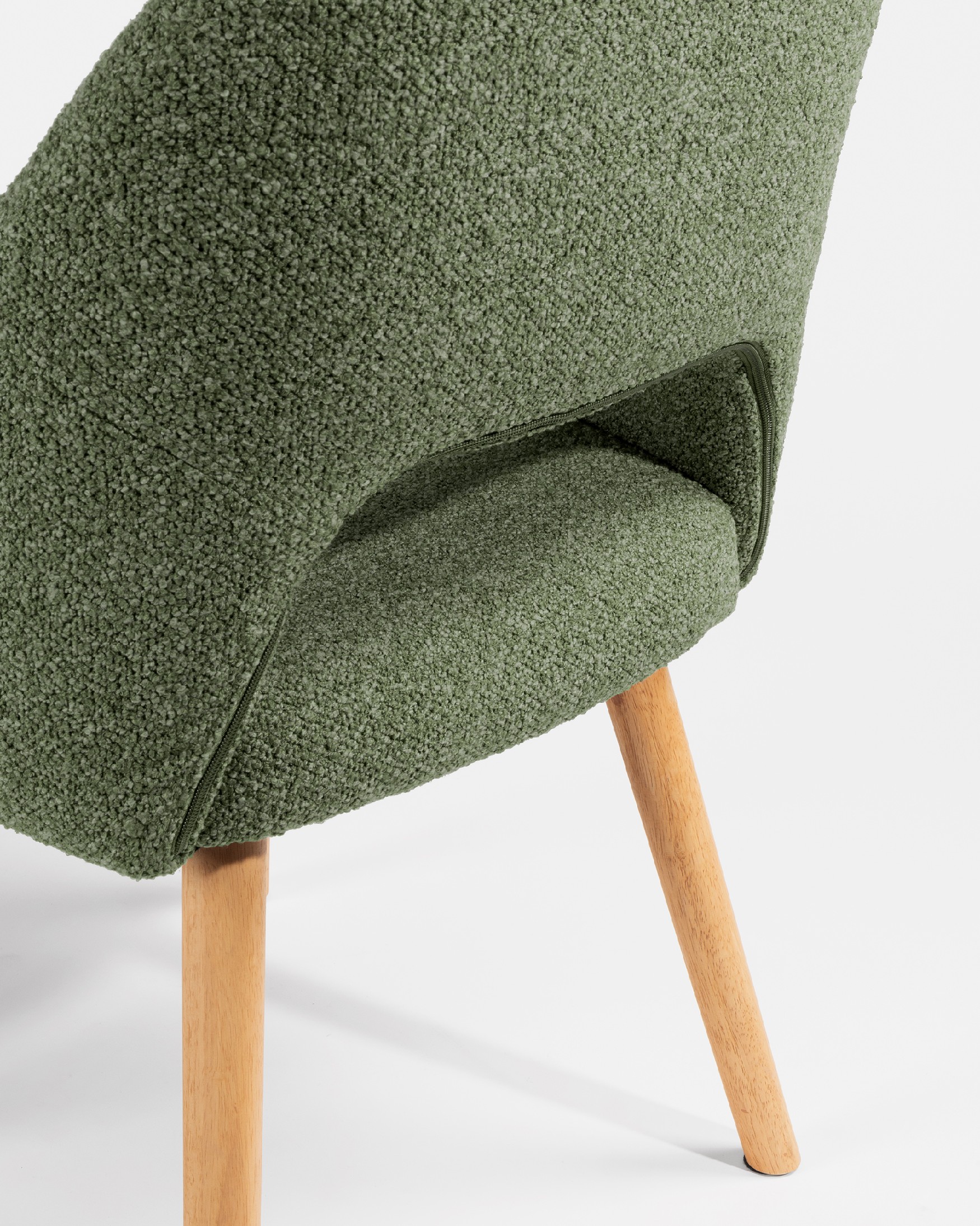 Silla Ona con tapizado verde y patas de roble