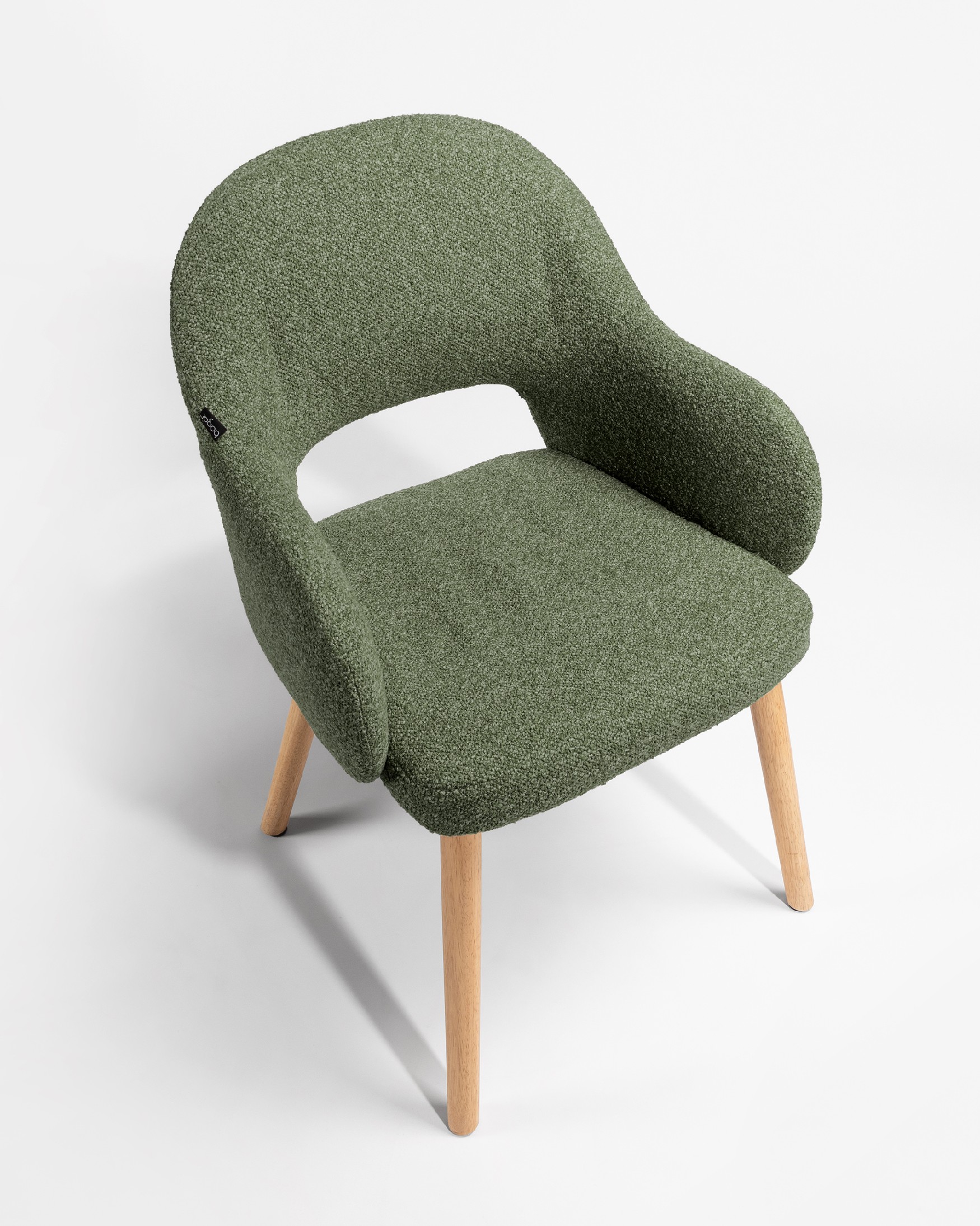 Silla Ona con tapizado verde y patas de roble