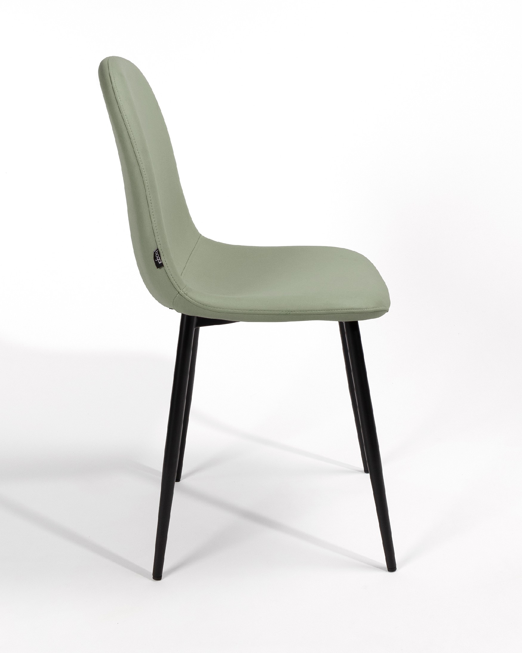 Chaise Oporto avec rembourrage mousse et pieds métalliques noirs
