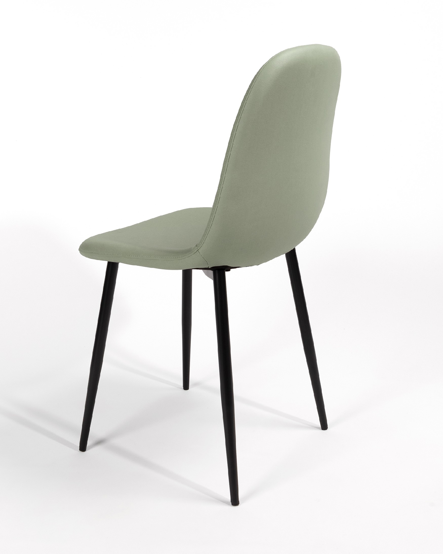 Chaise Oporto avec rembourrage mousse et pieds métalliques noirs