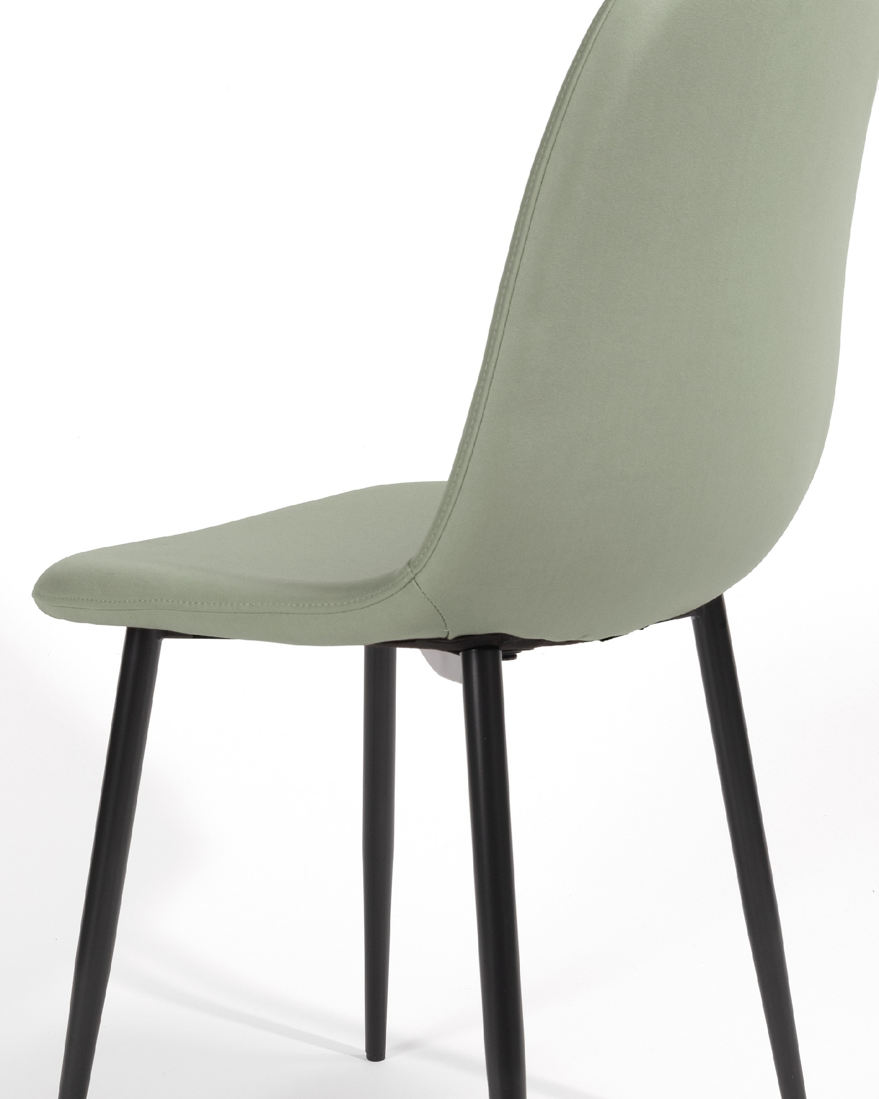 Chaise Oporto avec rembourrage mousse et pieds métalliques noirs
