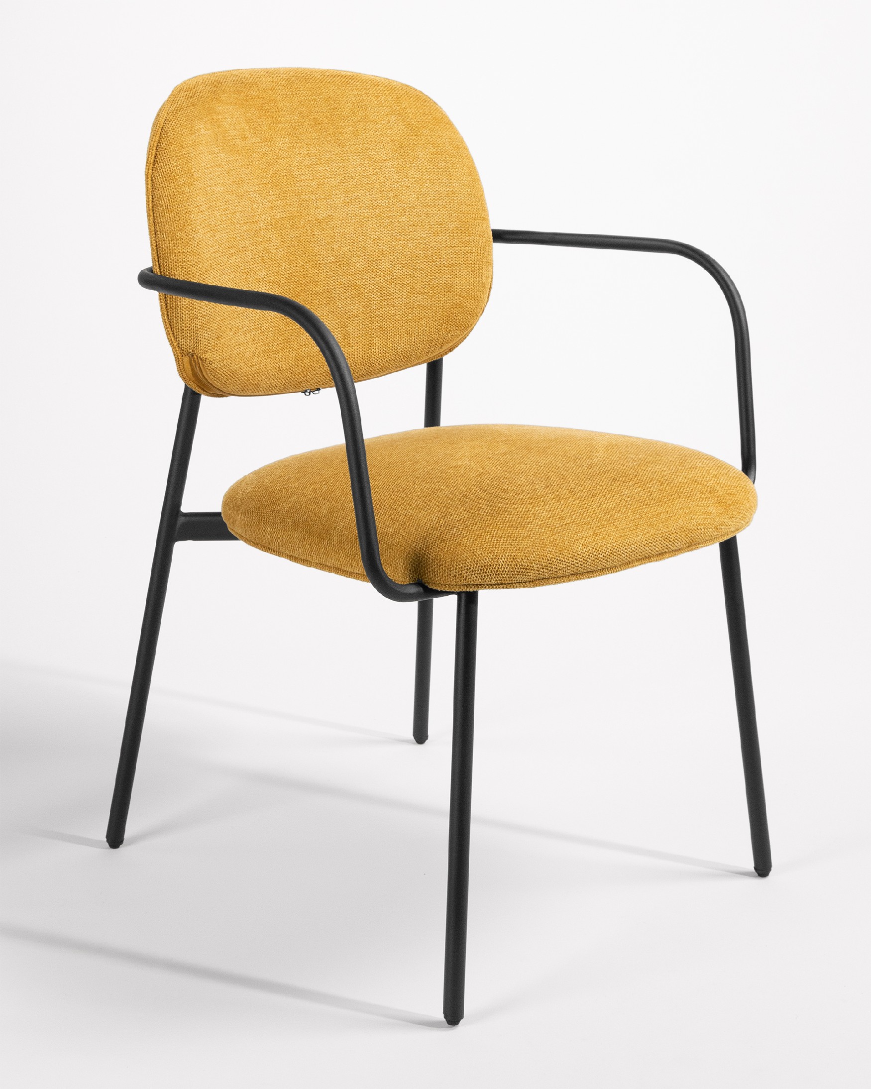 Chaise Osaka avec un revêtement moutarde et des pieds métalliques noirs