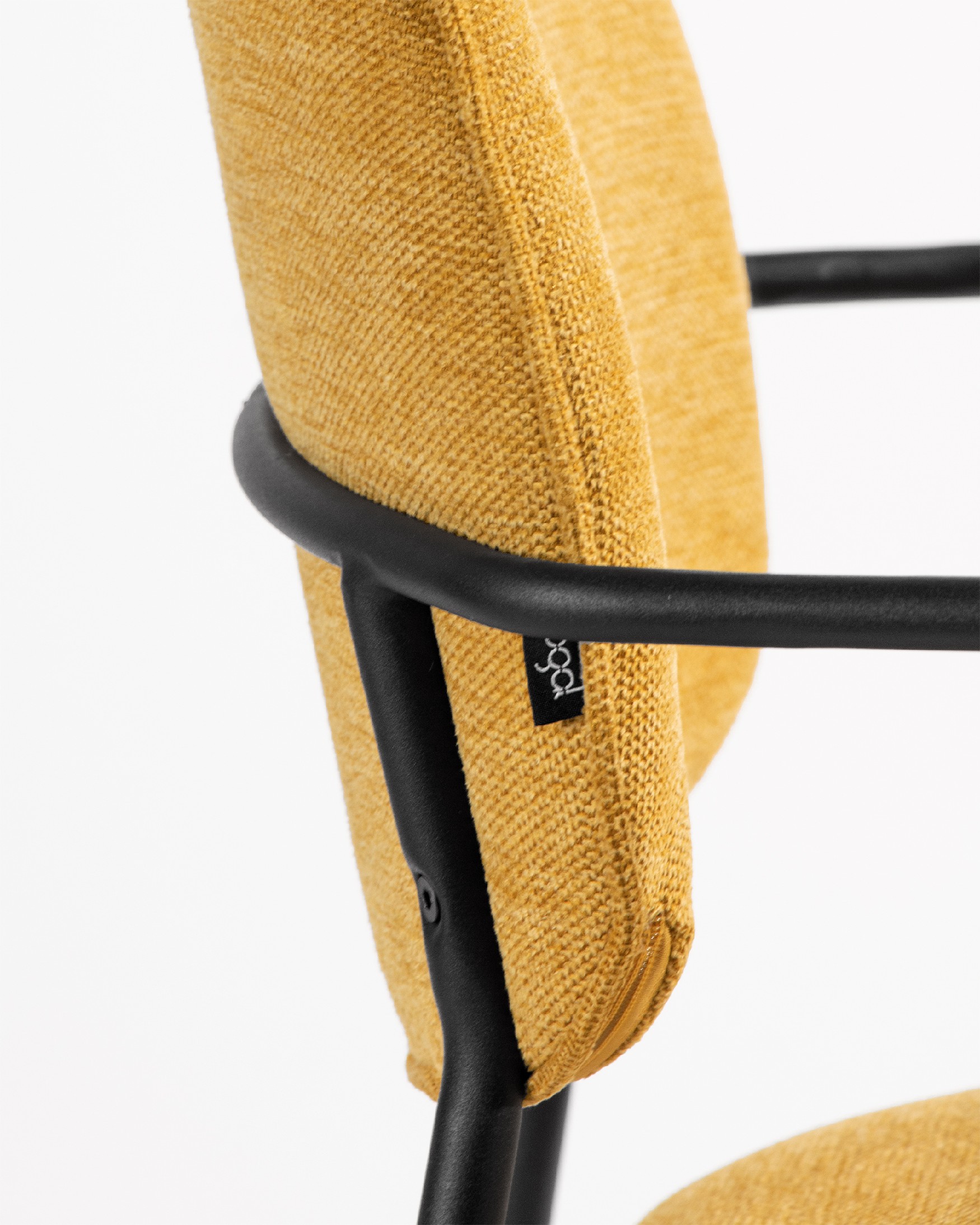 Chaise Osaka avec un revêtement moutarde et des pieds métalliques noirs