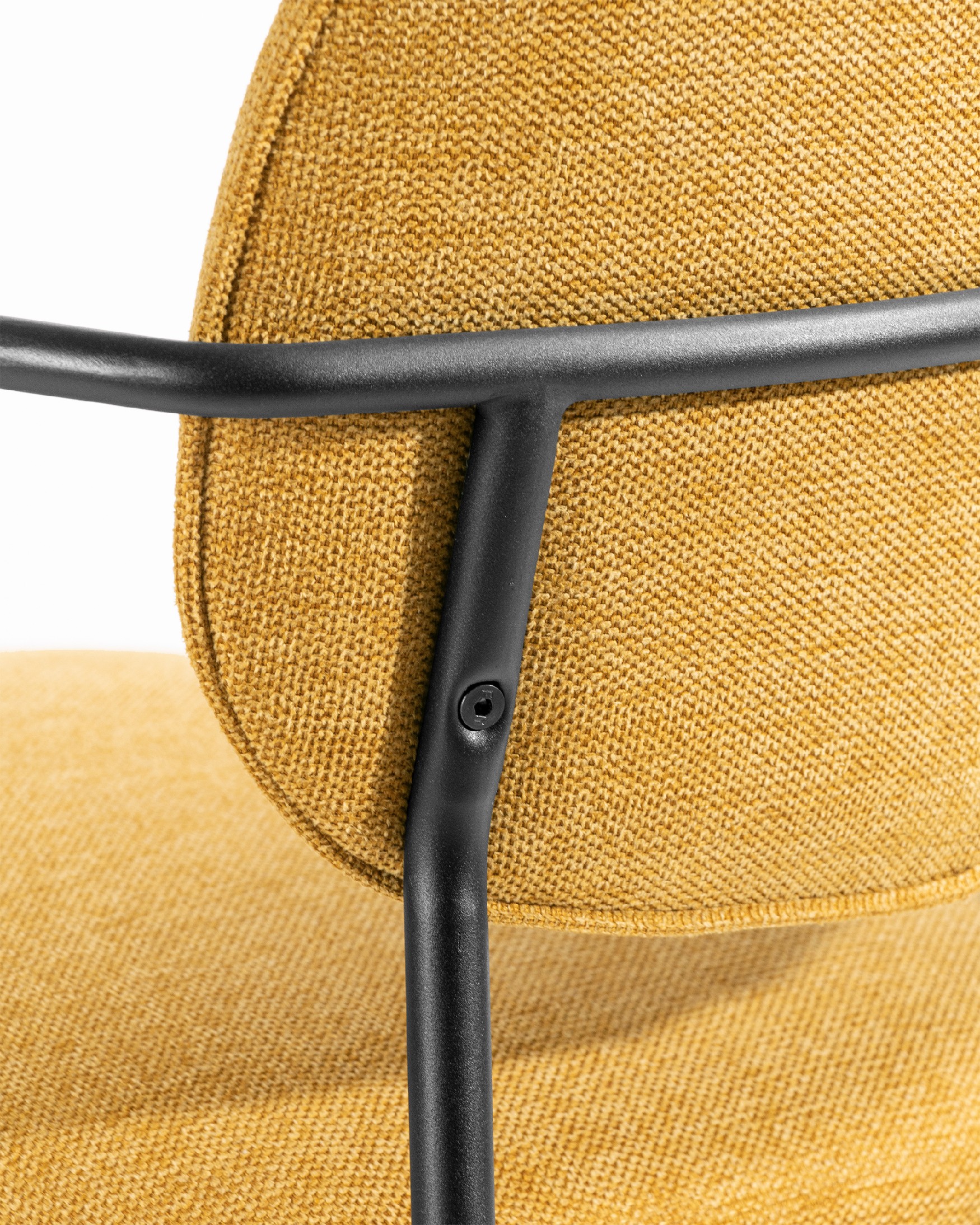 Chaise Osaka avec un revêtement moutarde et des pieds métalliques noirs