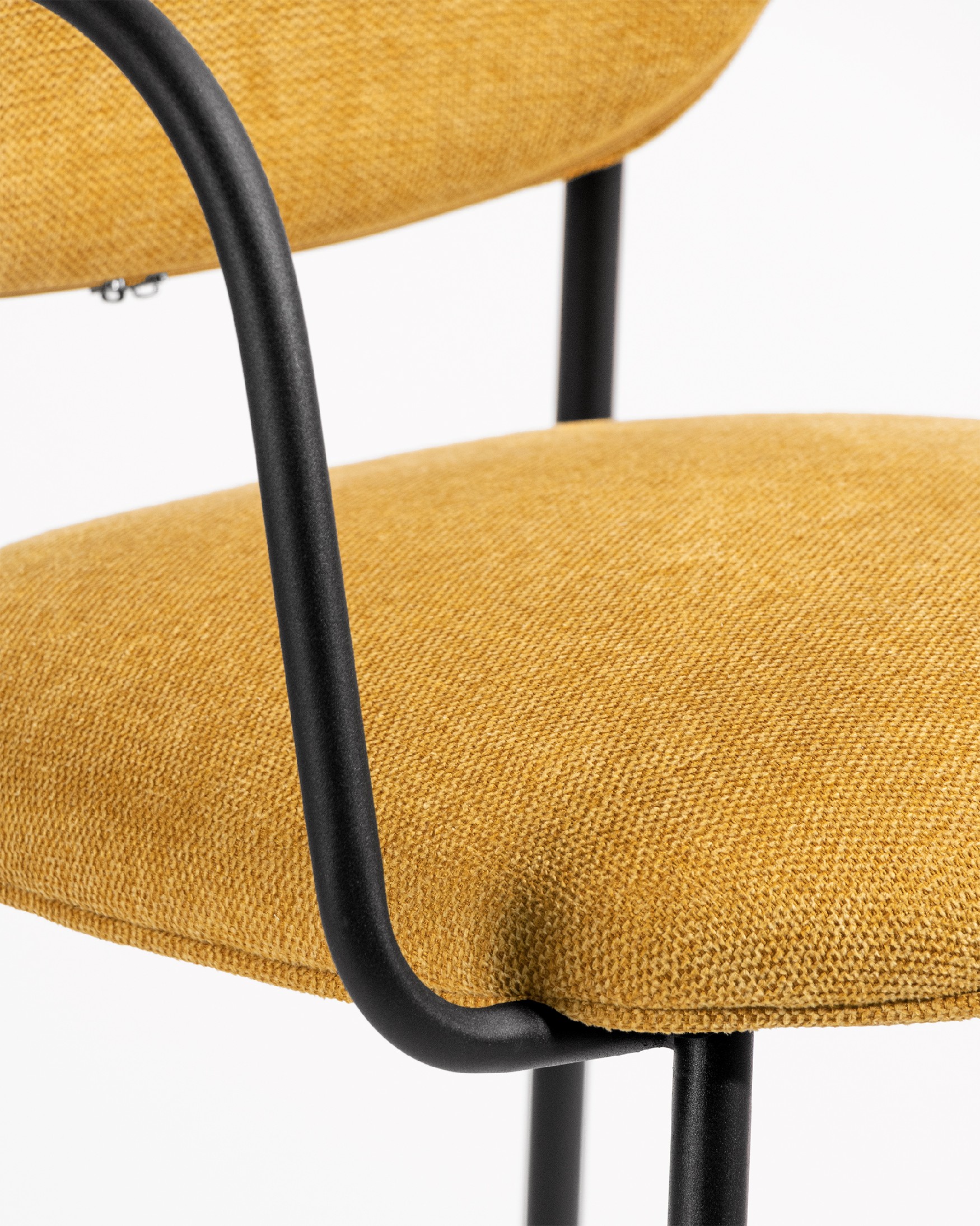 Chaise Osaka avec un revêtement moutarde et des pieds métalliques noirs