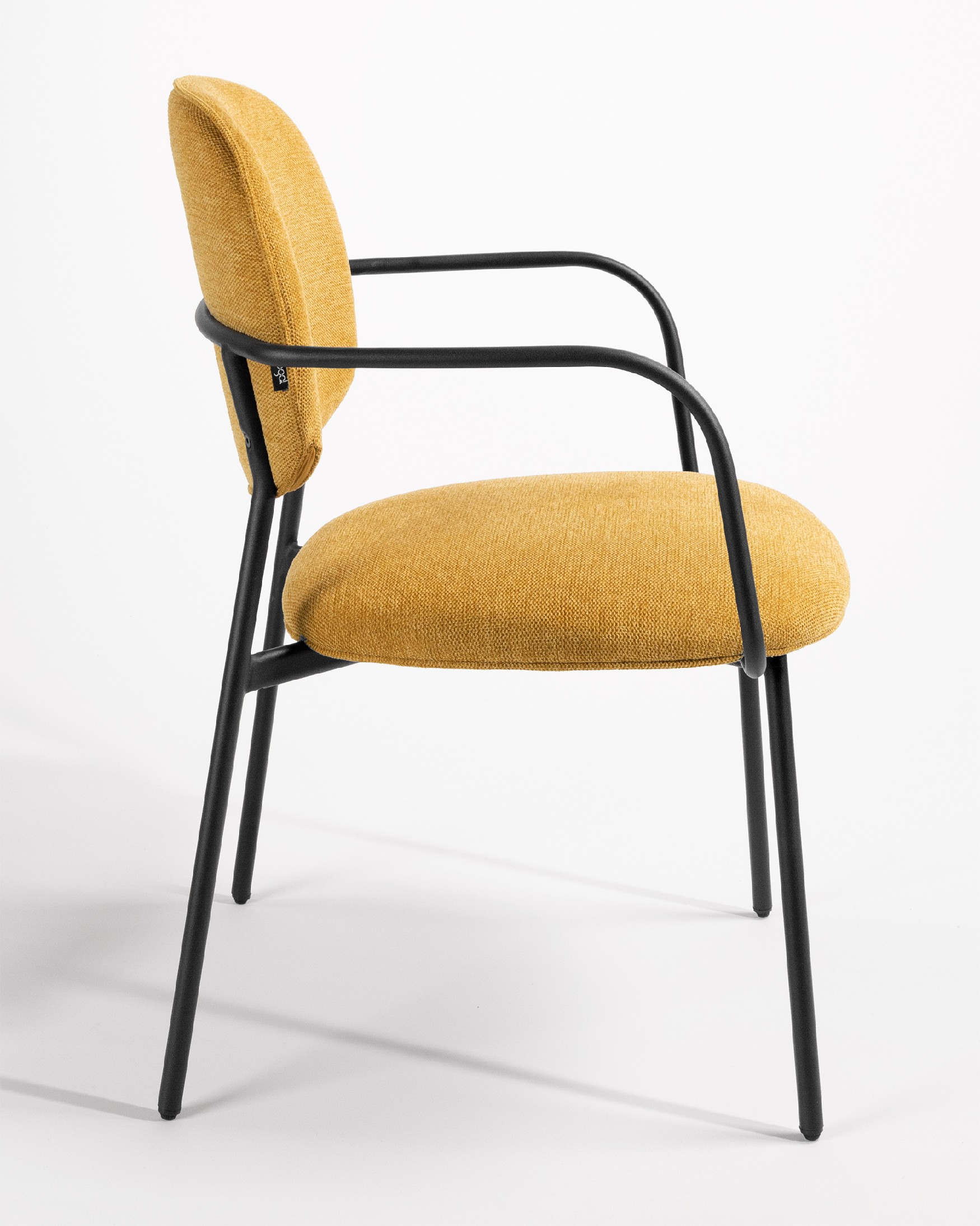 Chaise Osaka avec un revêtement moutarde et des pieds métalliques noirs