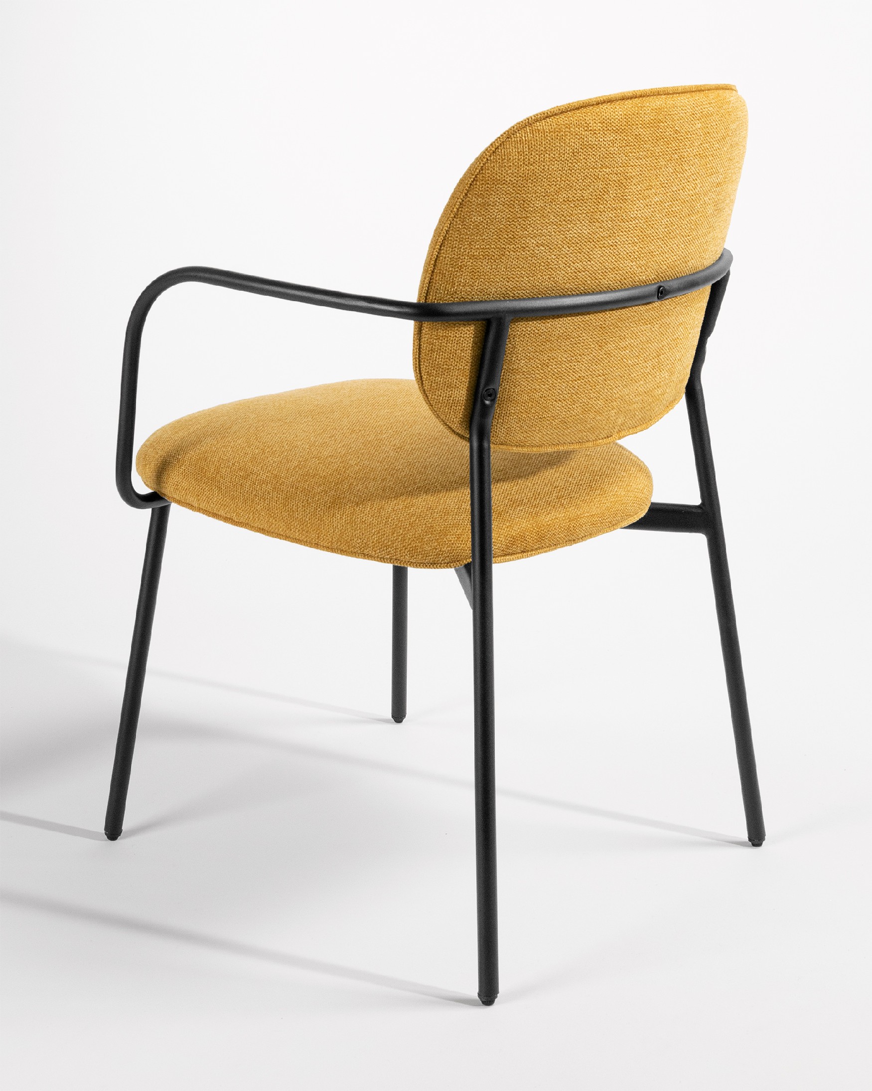 Chaise Osaka avec un revêtement moutarde et des pieds métalliques noirs