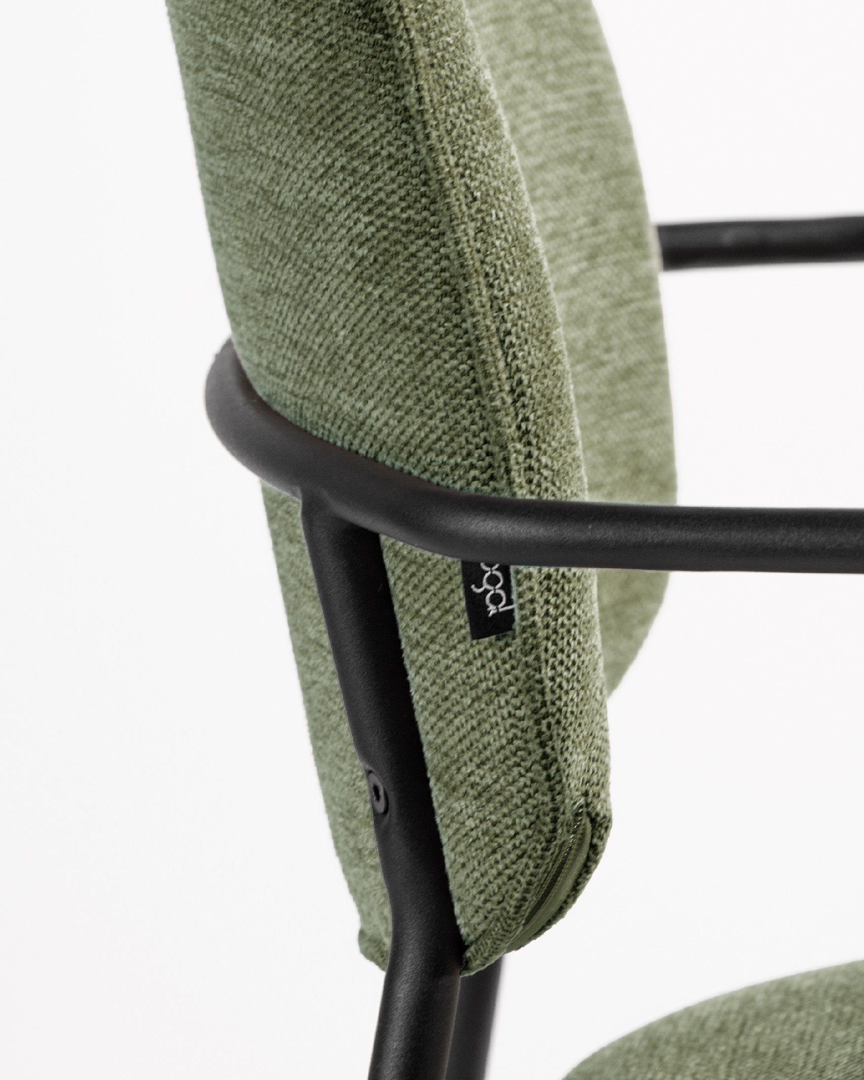 Silla Osaka con tapizado verde y patas metálicas negras