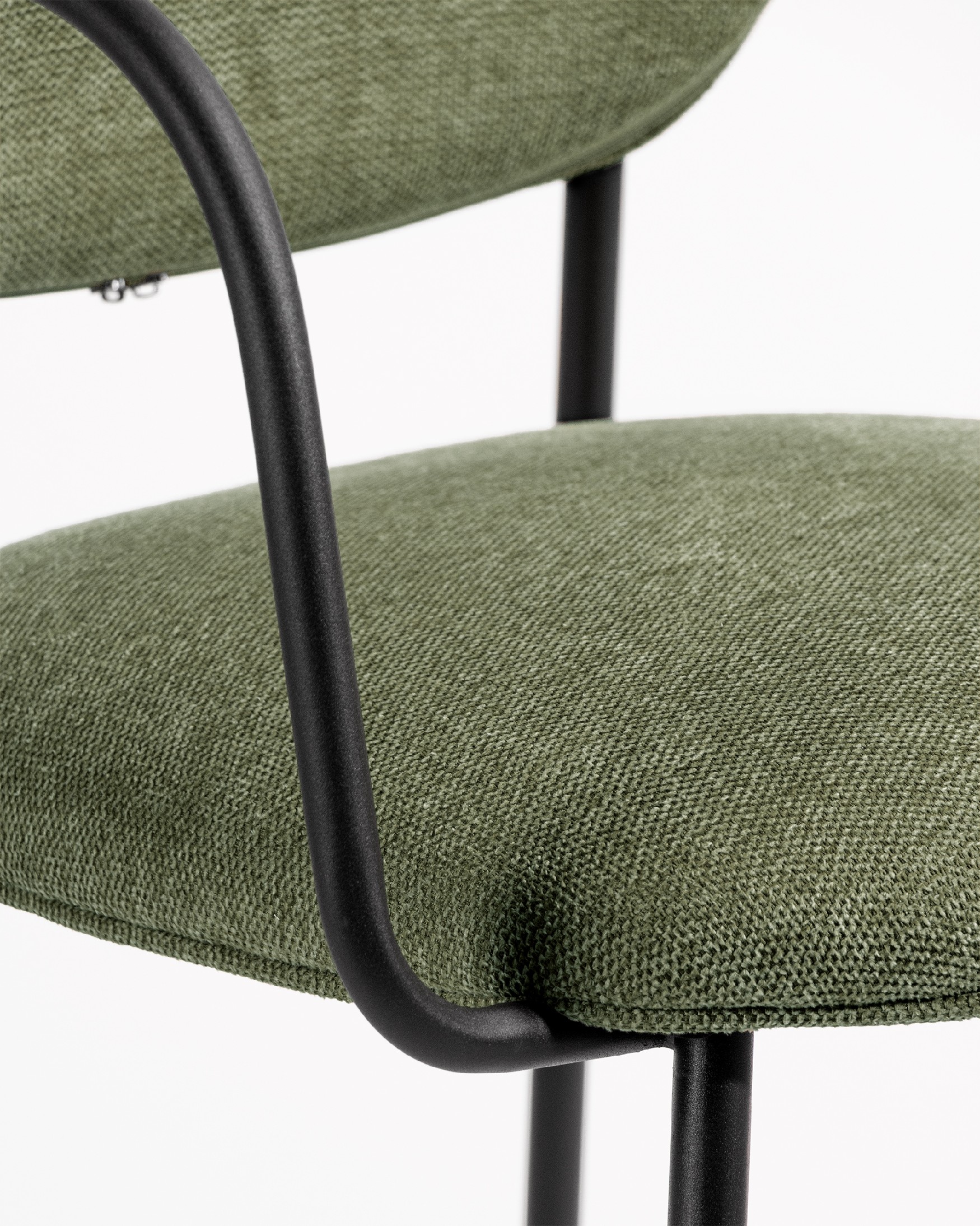 Silla Osaka con tapizado verde y patas metálicas negras