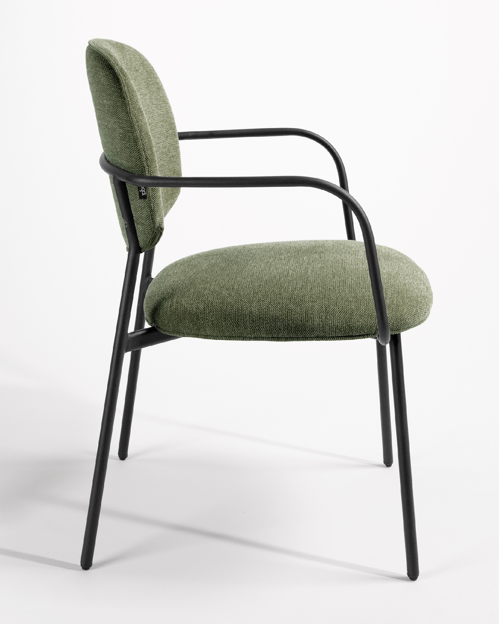 Silla Osaka con tapizado verde y patas metálicas negras