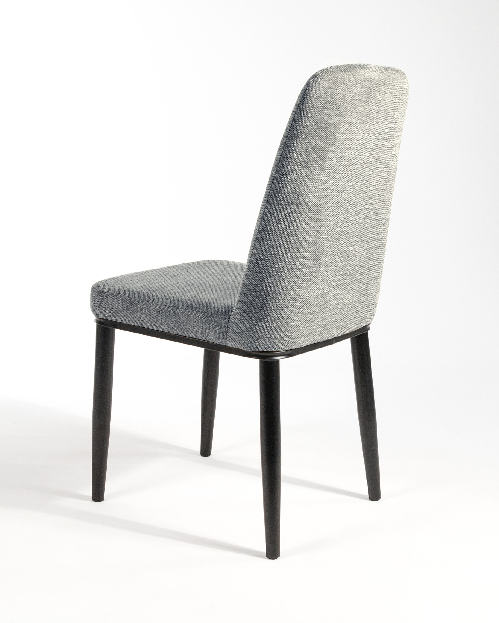 Silla Oslo con tapizado gris 10 y patas negras