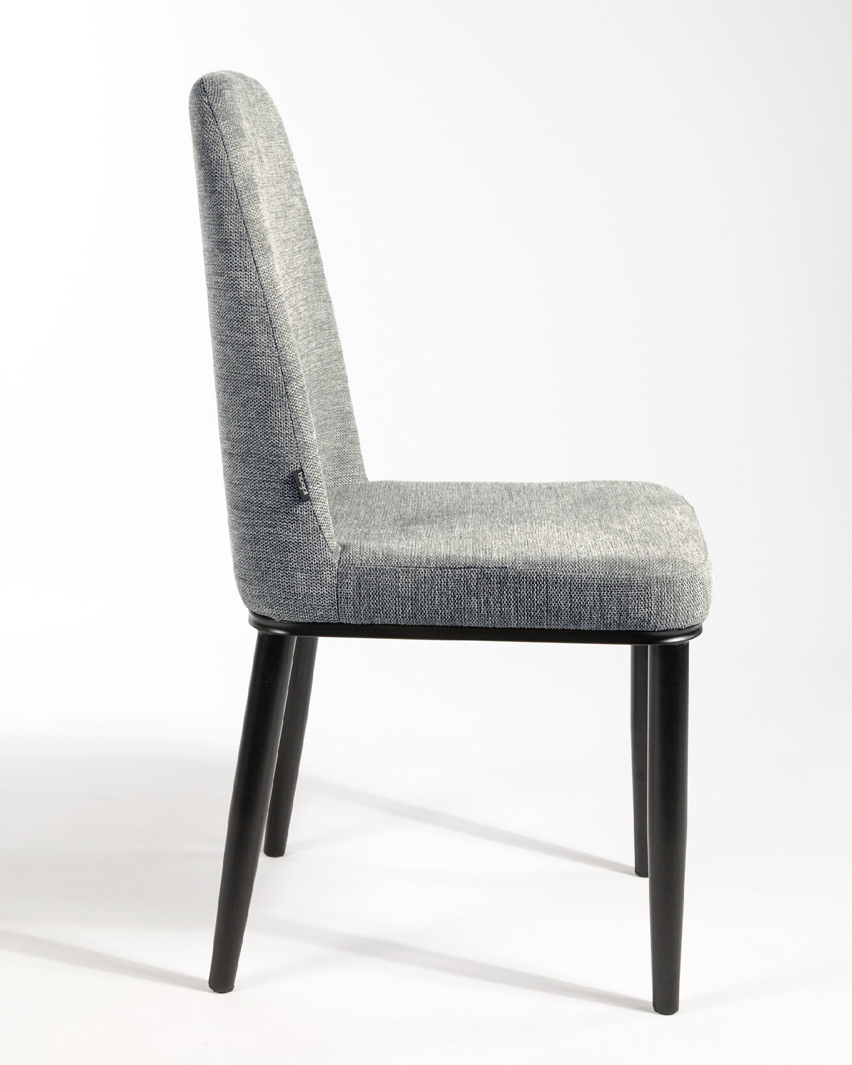 Silla Oslo con tapizado gris 10 y patas negras