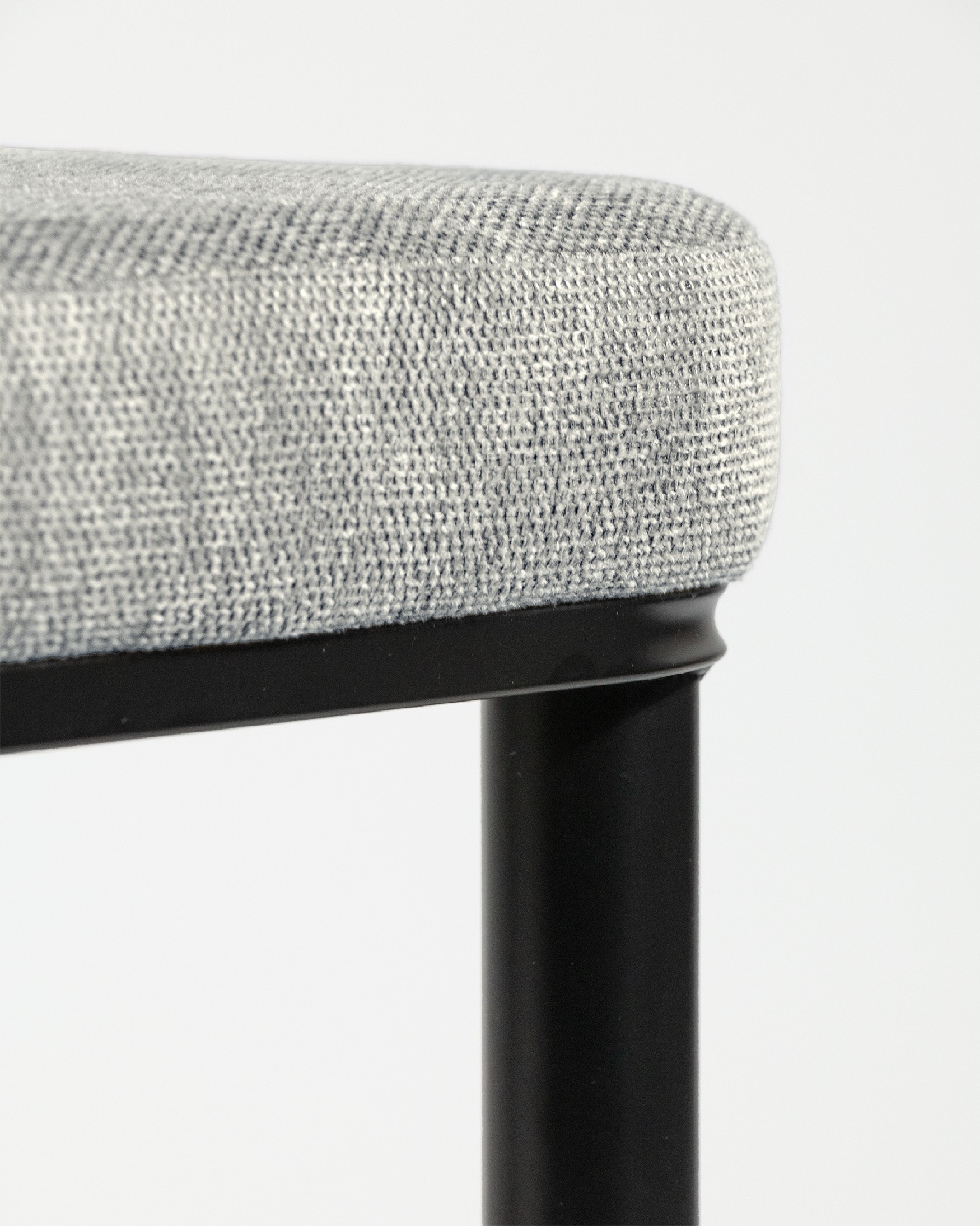Silla Oslo con tapizado gris 10 y patas negras