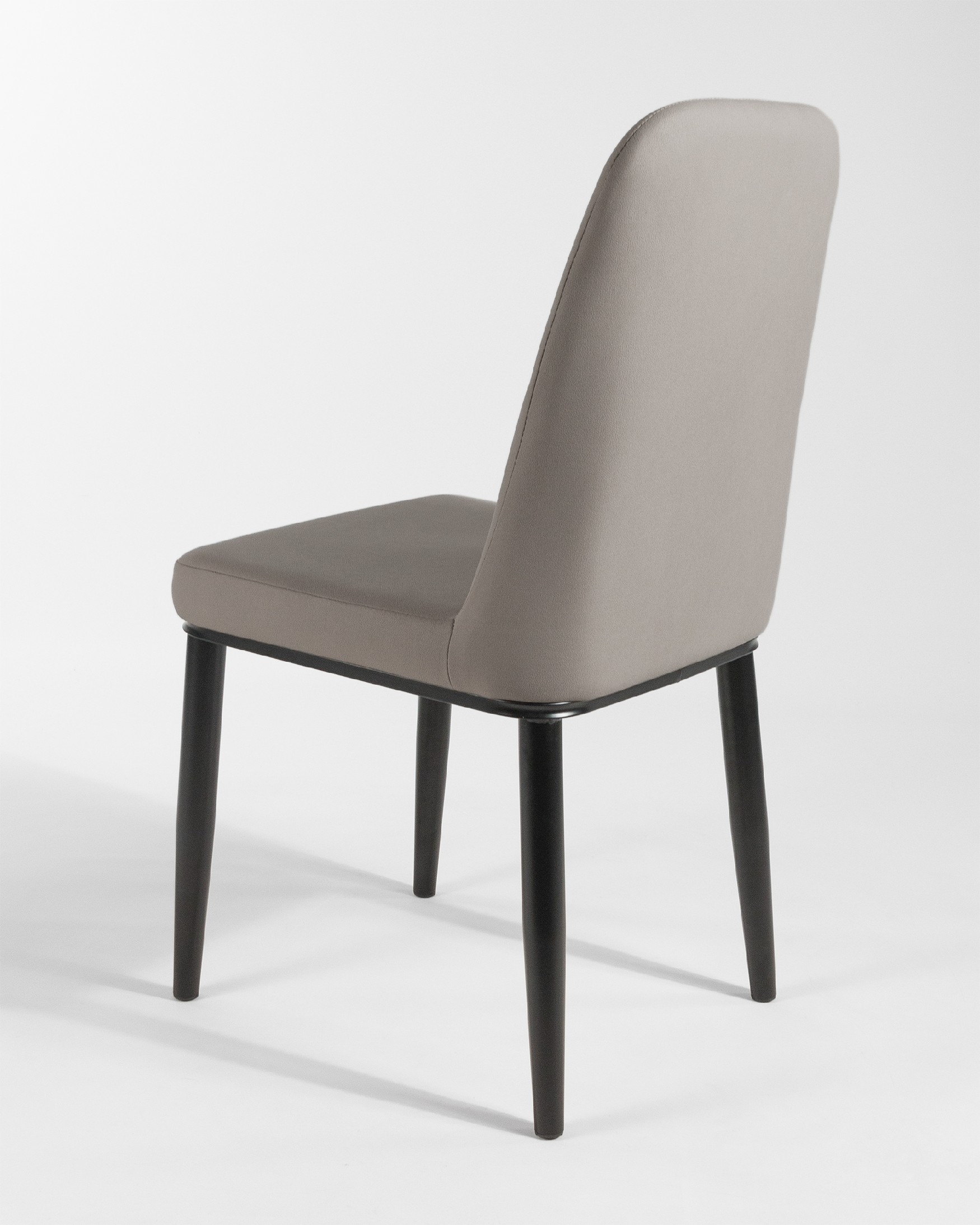 Silla Oslo con tapizado gris 99 y patas negras