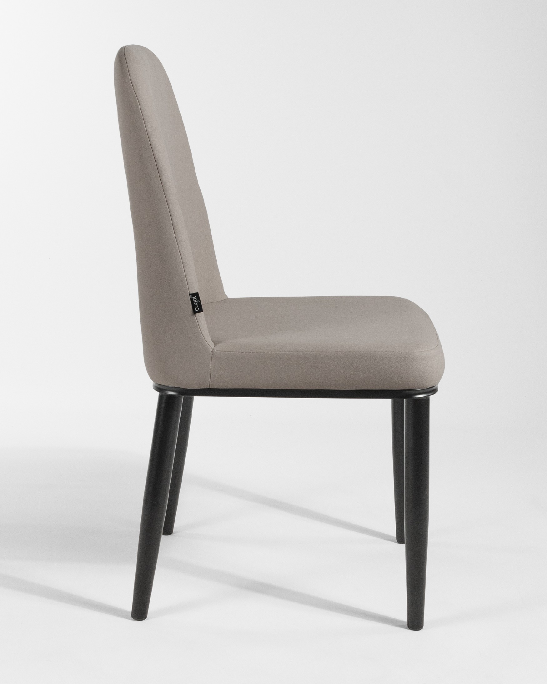 Silla Oslo con tapizado gris 99 y patas negras