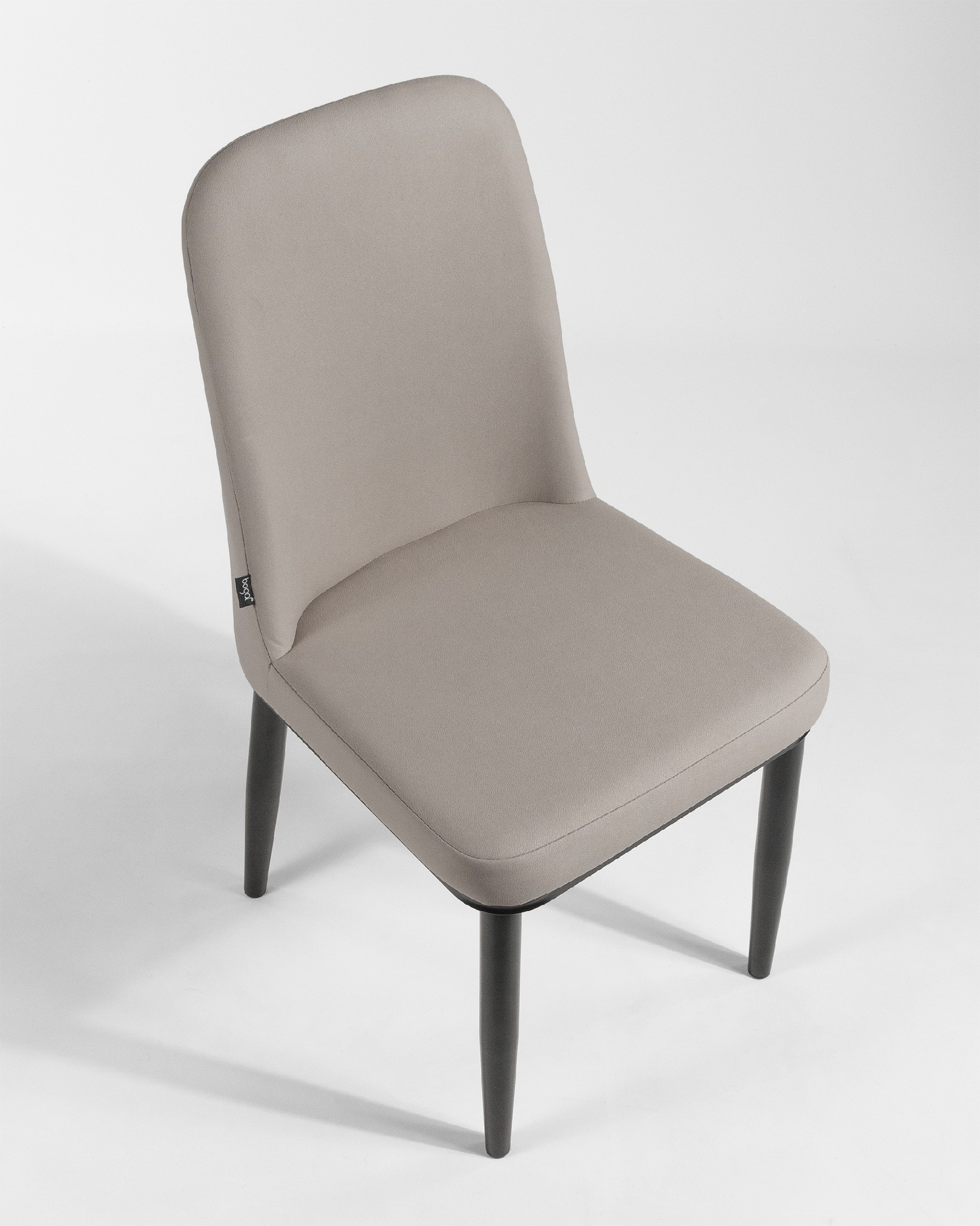Silla Oslo con tapizado gris 99 y patas negras