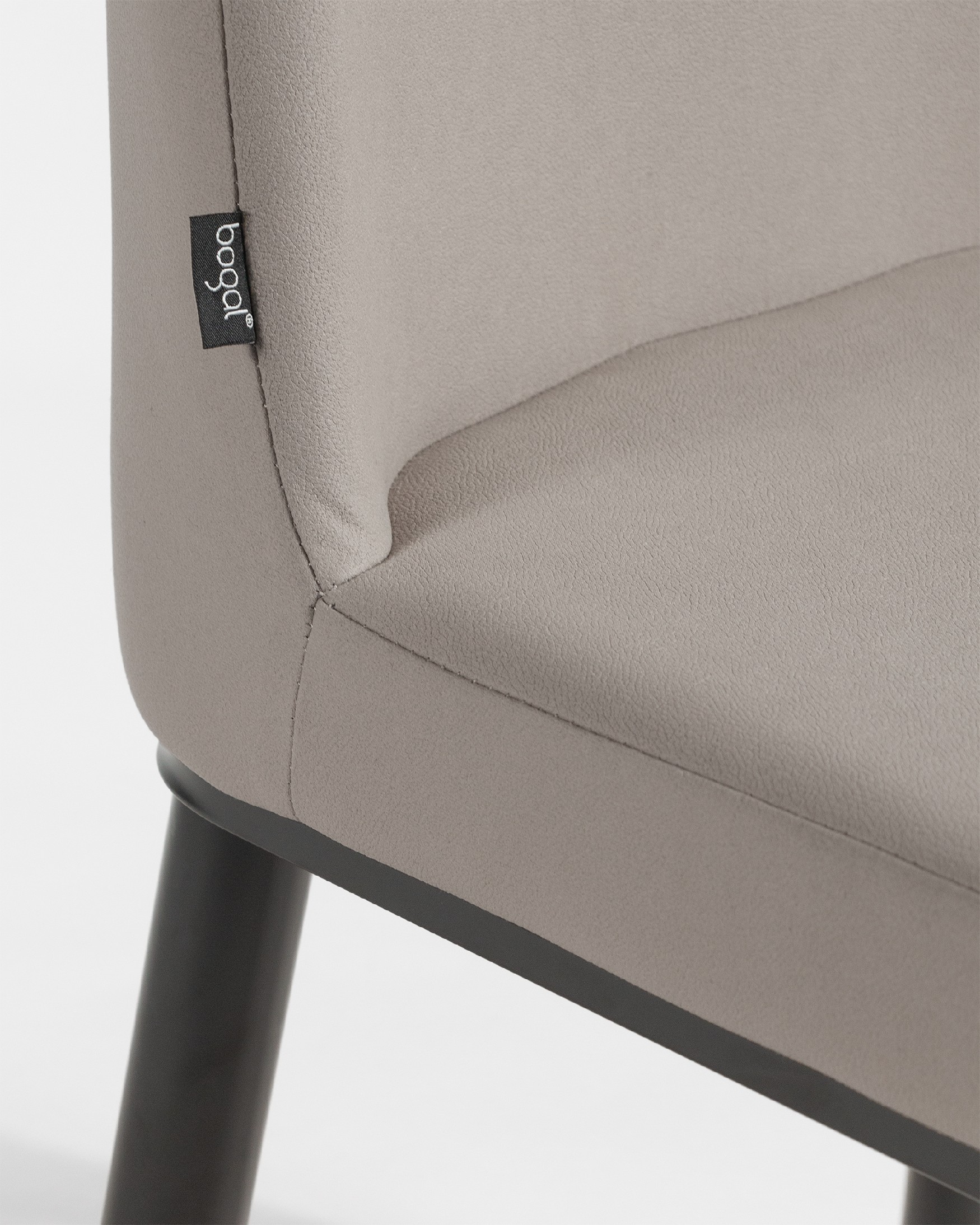 Silla Oslo con tapizado gris 99 y patas negras