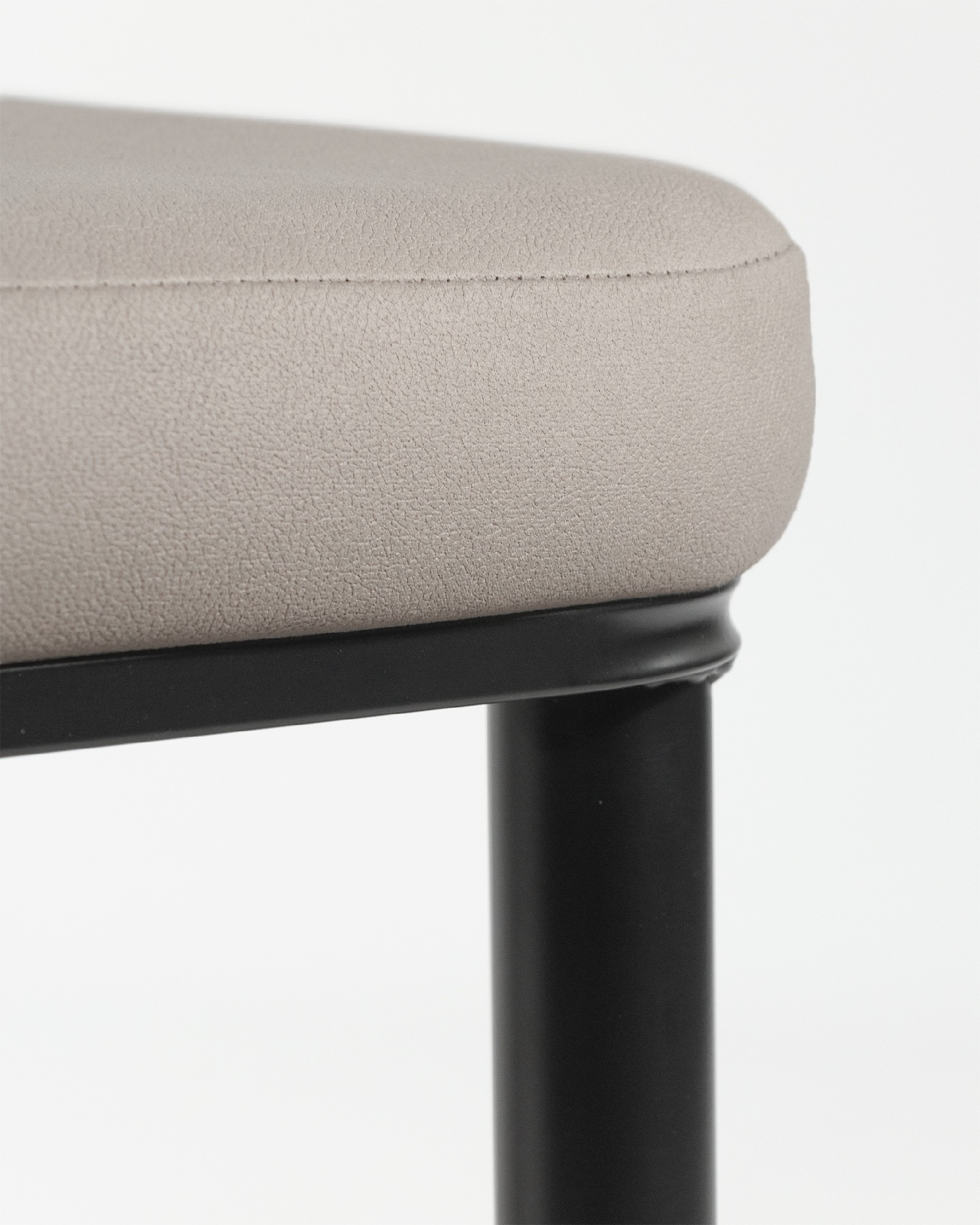 Silla Oslo con tapizado gris 99 y patas negras