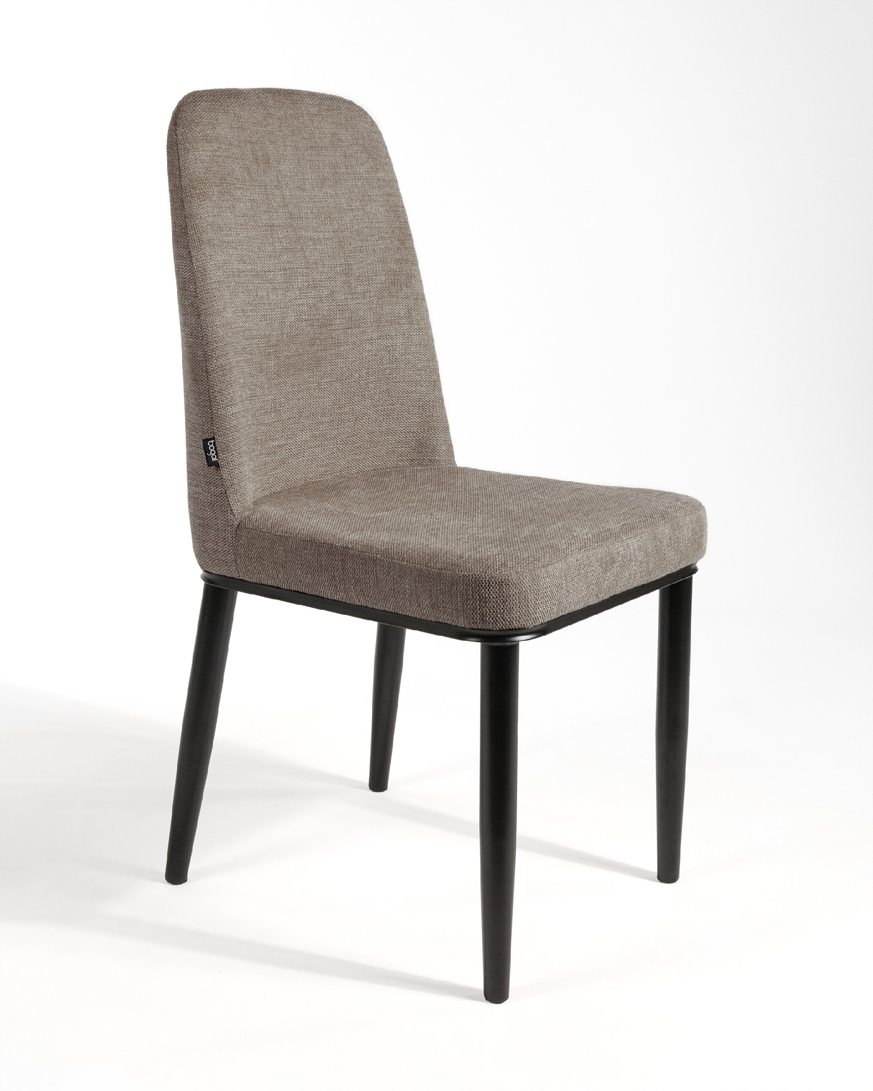 Silla Oslo con tapizado marron y patas negras
