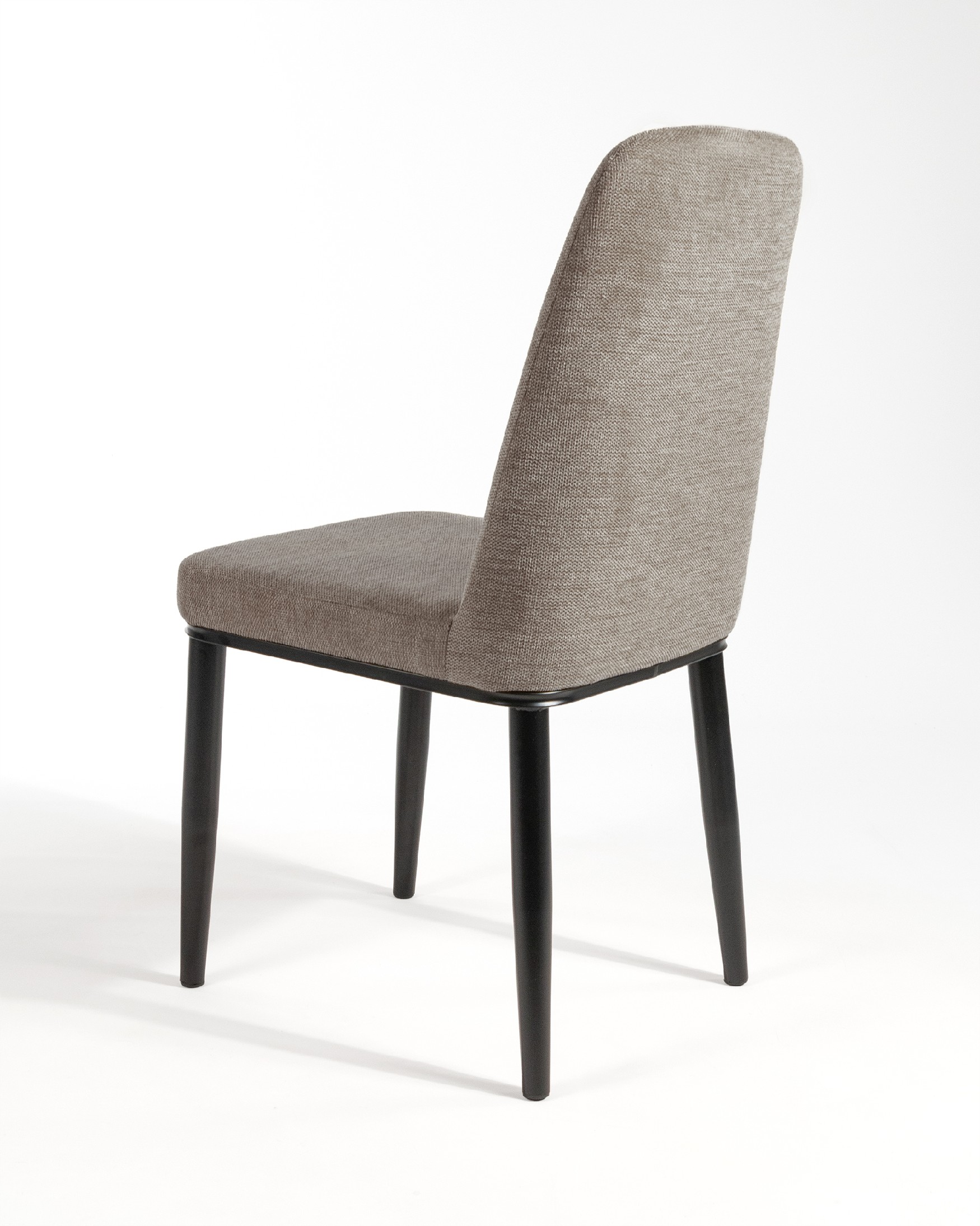 Silla Oslo con tapizado marron y patas negras