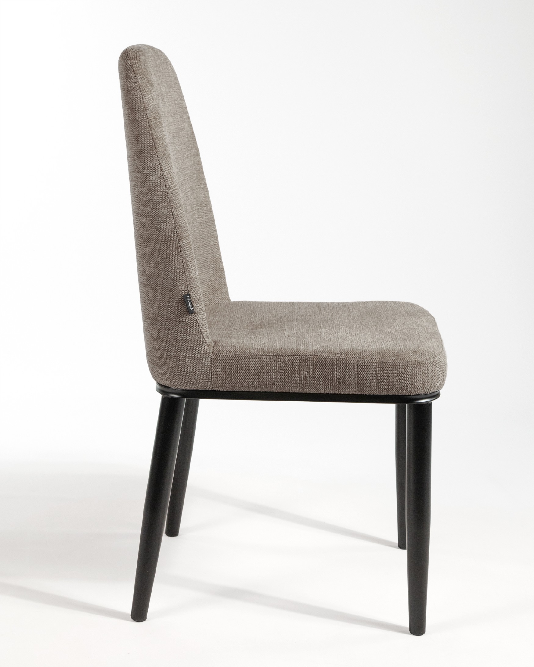 Silla Oslo con tapizado marron y patas negras