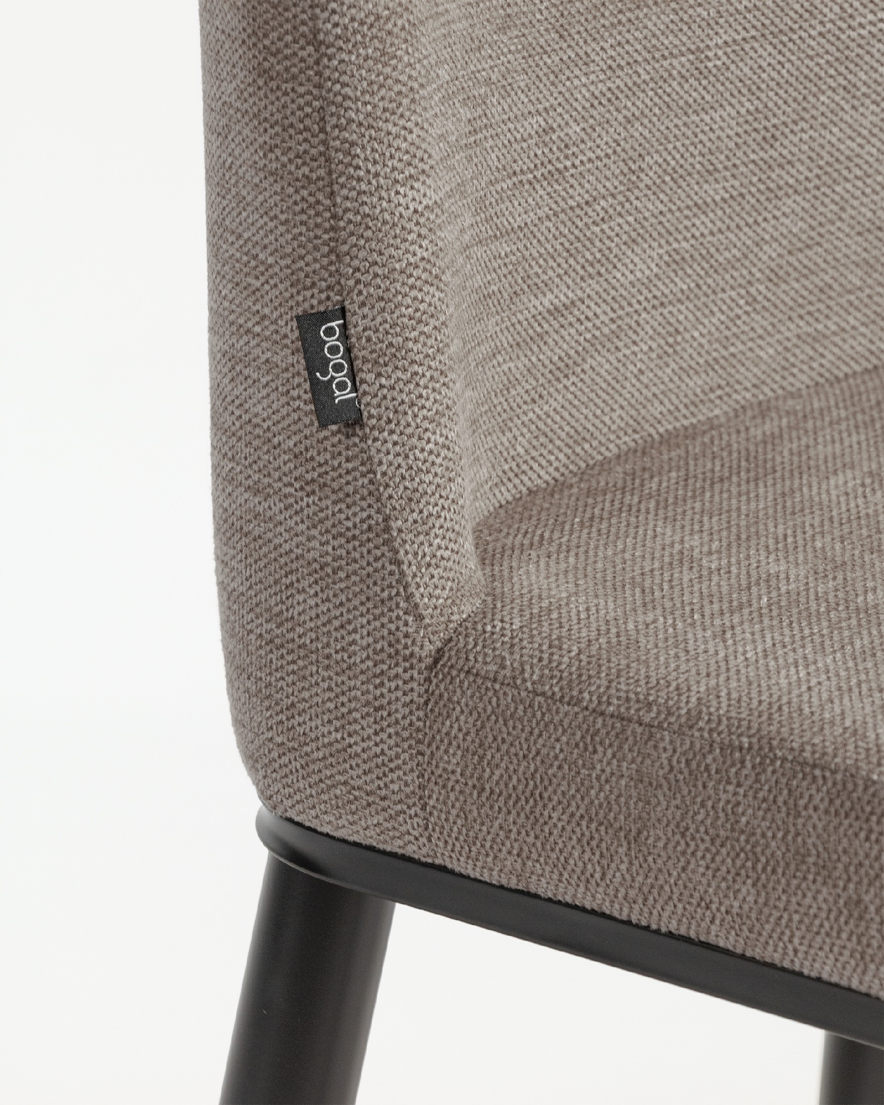 Silla Oslo con tapizado marron y patas negras