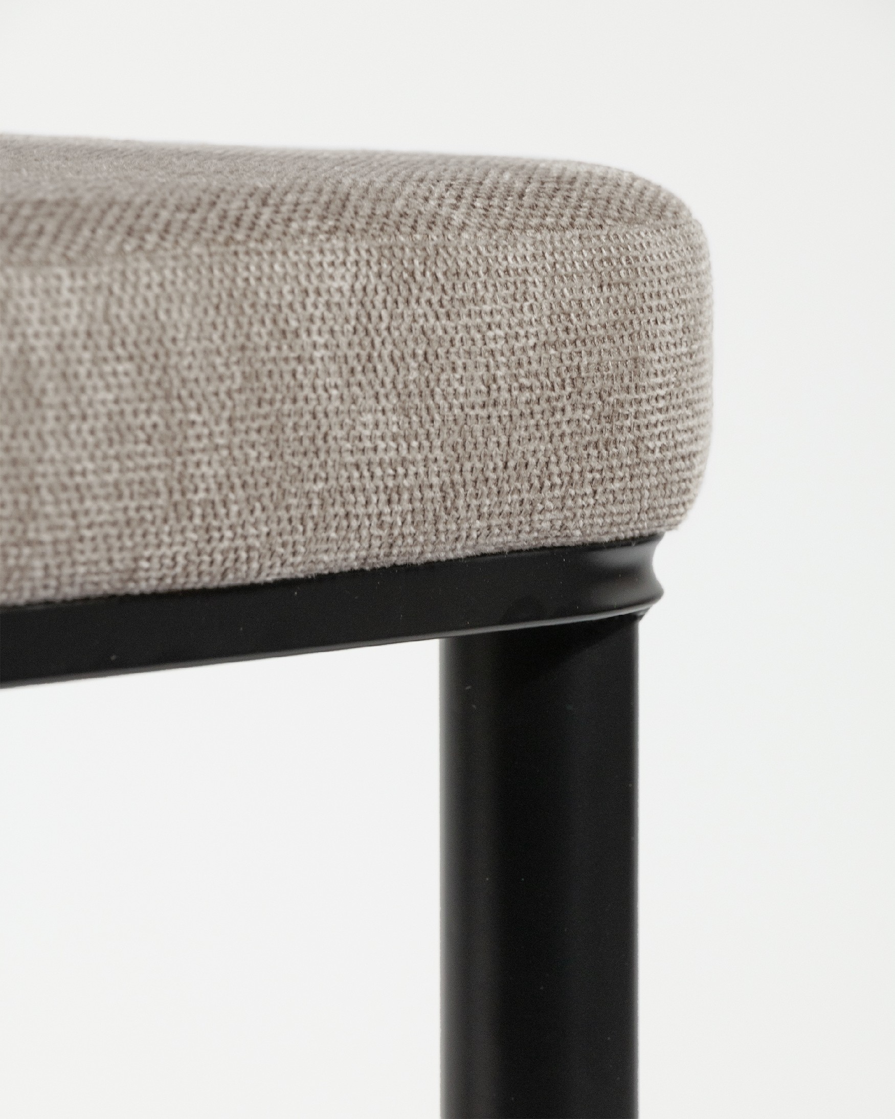 Silla Oslo con tapizado marron y patas negras