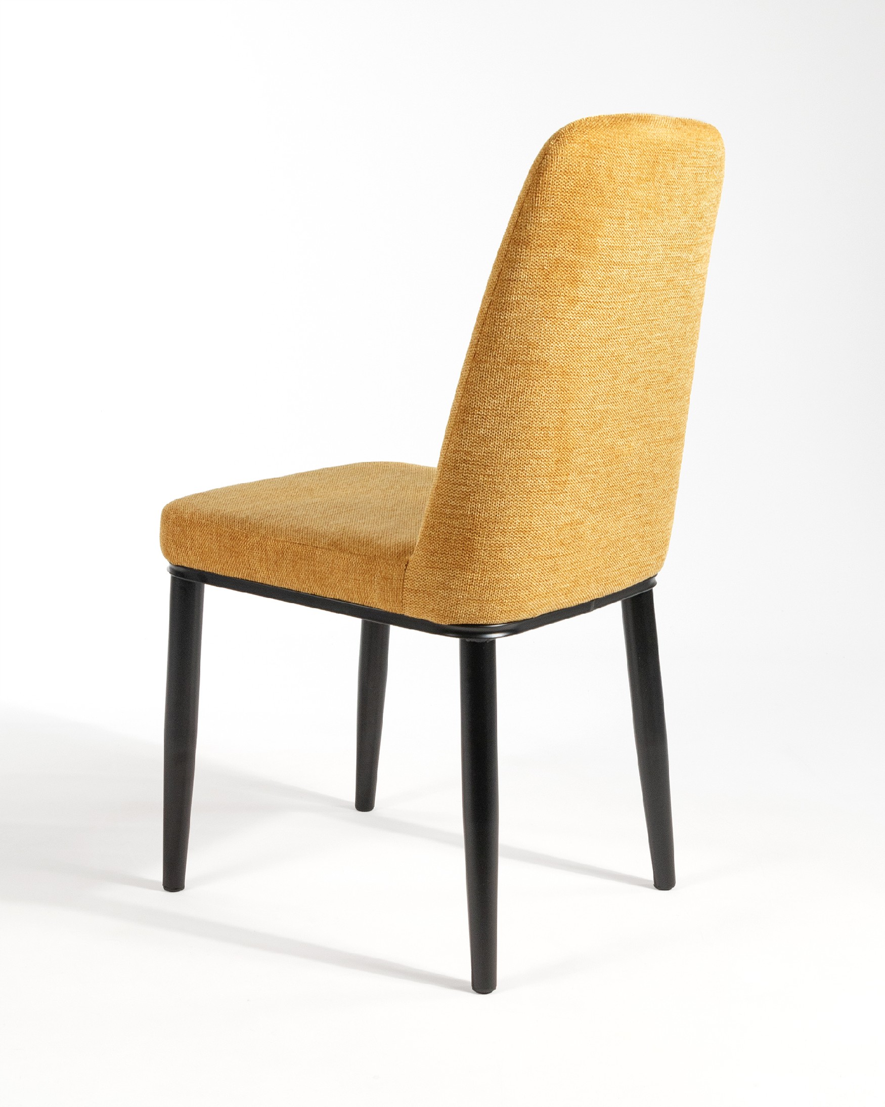 Silla Oslo con tapizado mostaza y patas negras