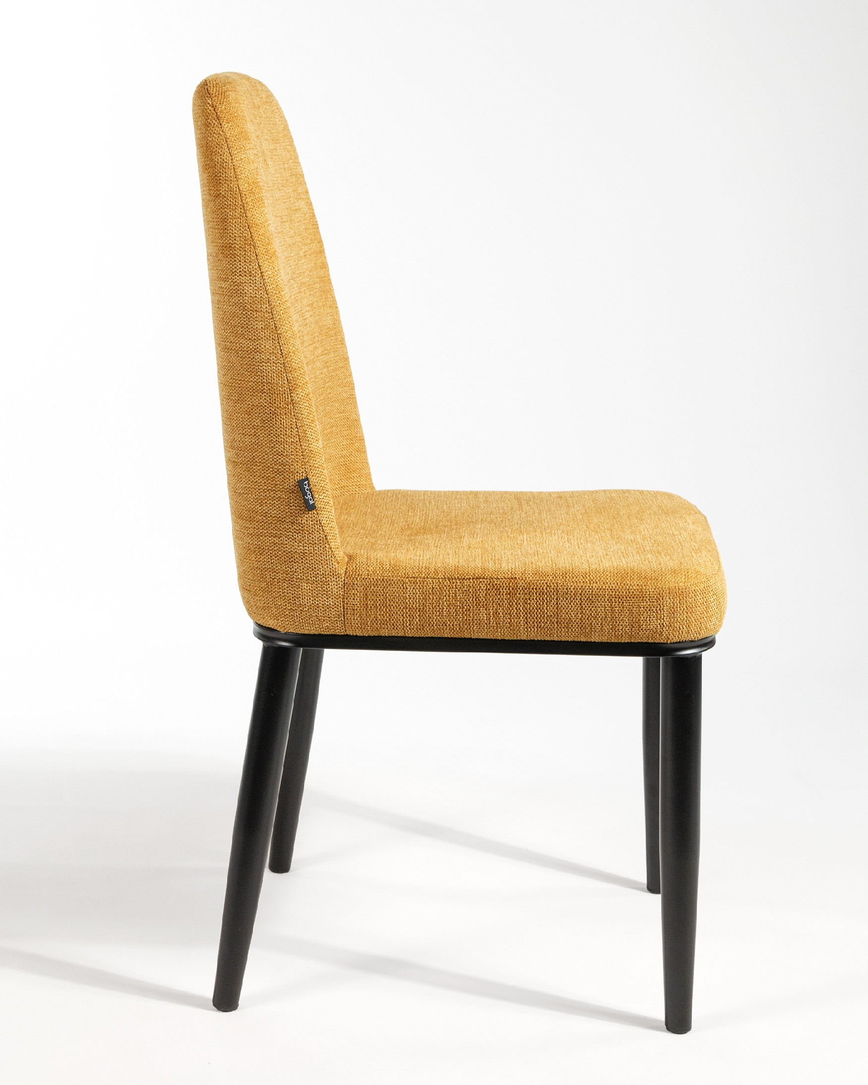 Silla Oslo con tapizado mostaza y patas negras